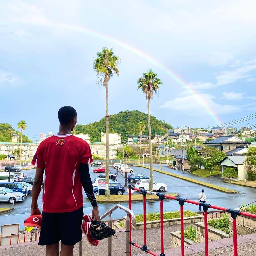 広島東洋カープのインスタグラム：「「虹とアドゥワ」  雨上がりの天福球場の近くに綺麗な虹がかかっていました⤴︎笑笑  #carp #カープ #広島東洋カープ #広島 #アドゥワ誠 #日南 #がががががむしゃら」