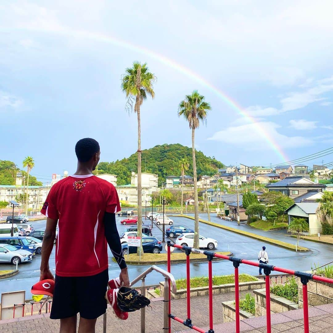 広島東洋カープさんのインスタグラム写真 - (広島東洋カープInstagram)「「虹とアドゥワ」  雨上がりの天福球場の近くに綺麗な虹がかかっていました⤴︎笑笑  #carp #カープ #広島東洋カープ #広島 #アドゥワ誠 #日南 #がががががむしゃら」11月7日 12時24分 - carp_official_