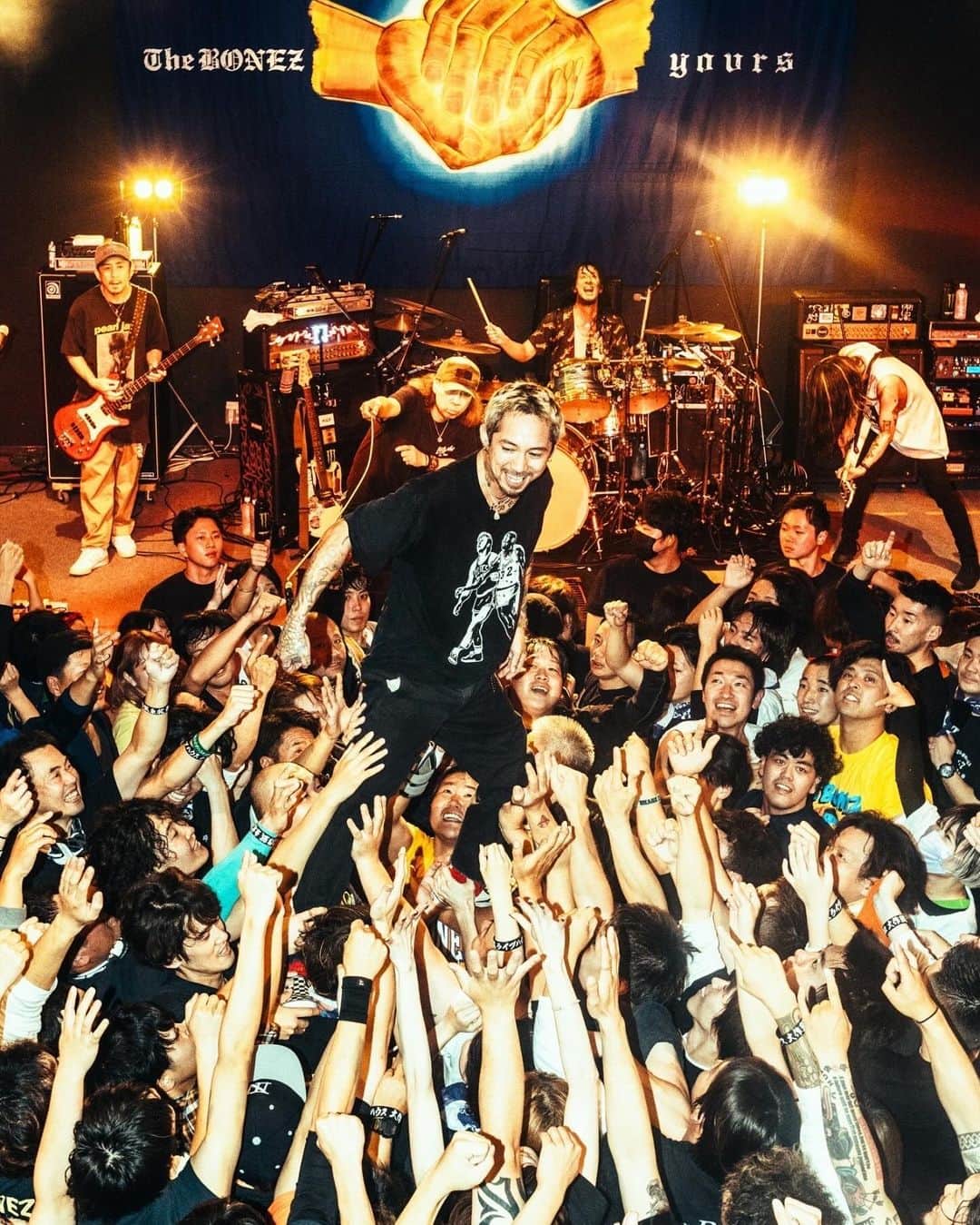 T$UYO$HIさんのインスタグラム写真 - (T$UYO$HIInstagram)「. 47 AREAS 35本目 天せいろ連チャン食いの山形 とんでもない夜だった 後半の信頼し合った中での自由 ダイブの嵐凄かったよ セキュリティーチームも最高だった  COUNTRY YARDは俺の中で 生の楽器の音がするバンド オーガニックというかさ  俺が長年聴いてる Chill ってプレイリストに 唯一入ってる邦楽でもある 大好きな曲は やってくれなかったから 次はカントリーにLIVE誘ってもらおう  その時に聴かせてな  photo @nekoze_photo   #thebonez #countryyard  #20240406幕張メッセ」11月7日 12時26分 - tsuyoshi_ptp