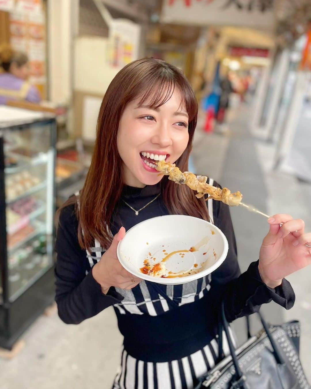 小山ひかるさんのインスタグラム写真 - (小山ひかるInstagram)「舞台観劇前に築地で食べ歩き〜🦪🐙 . . #築地グルメ #築地 #築地食べ歩き #築地市場」11月7日 12時28分 - hikaru_kym