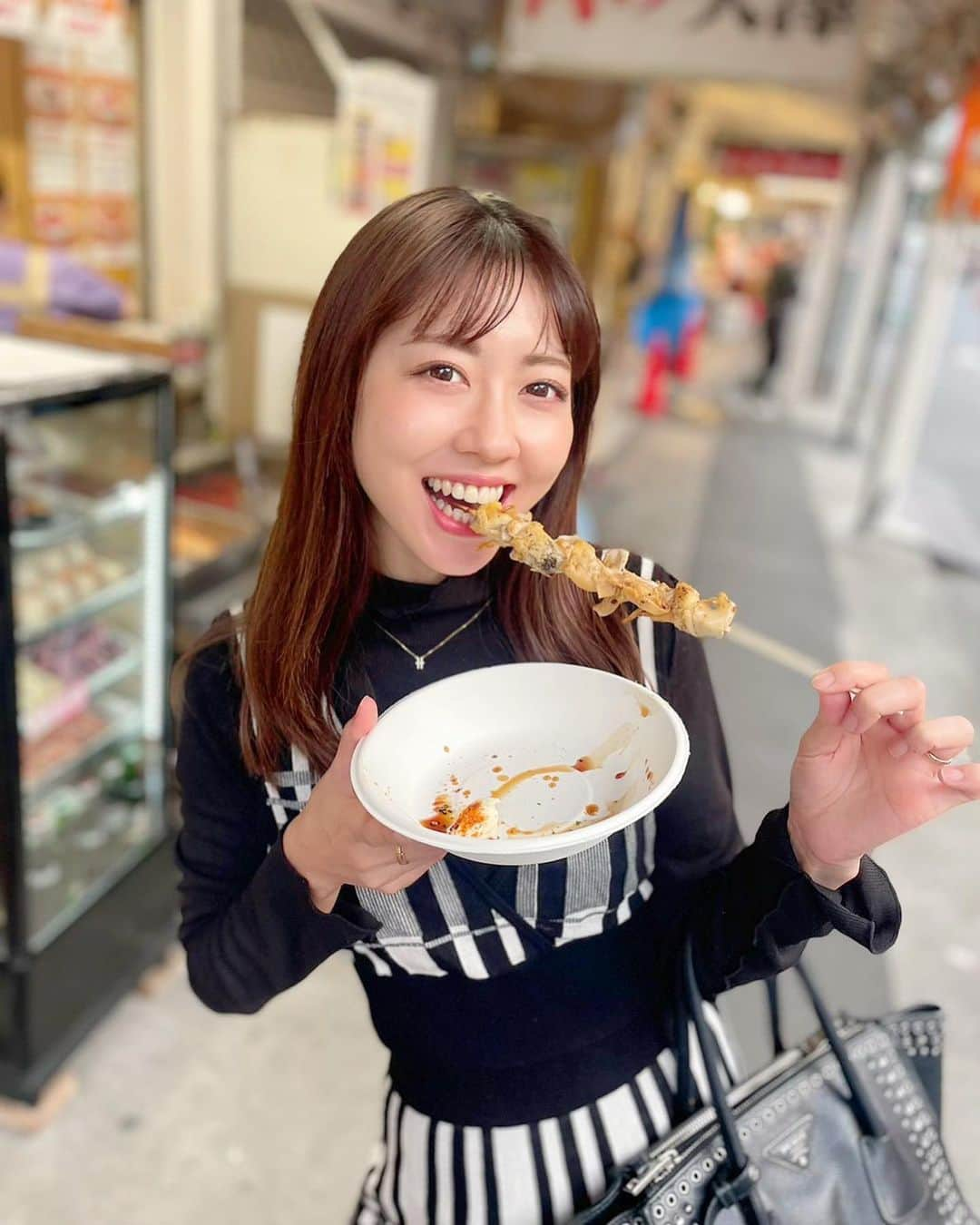 小山ひかるのインスタグラム：「舞台観劇前に築地で食べ歩き〜🦪🐙 . . #築地グルメ #築地 #築地食べ歩き #築地市場」