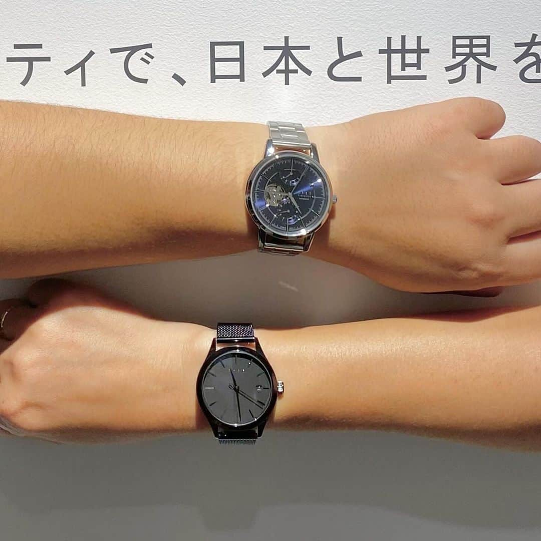 Maker's Watch Knotさんのインスタグラム写真 - (Maker's Watch KnotInstagram)「丸の内ギャラリーショップへご来店いただき、ありがとうございました！☺️   日本に旅行で来たと話す、シンガポールからのお客様💃！ オートマティックのブラックと前日から新商品で発売となったオープンハートの40mmを合わせて📸   オープンハートの40mmはオートマティッククロノグラフ(ATC-40)、オートマティックスポーツ(AT1-40S)に続くknotのシリーズでは大きめのサイズ感。 ファッションの一部として存在感のあるデザインになっています💁‍♂️   前日にknotのインスタ投稿を見てくださっていたそうで、写真を撮る時もノリノリなお二人でした😽 また日本に来日された時にはご来店お待ちしています🇯🇵😌   thank you for coming !😆 I'll be waiting for your visit when you come to Japan again :)♡   #knotwatch #watch #wristwatch #japan #madeinjapan #時計 #腕時計 #国産時計 #カスタムオーダー #表参道 #omotesando #손목시계 #맞춤형 #오모테산도 #手表 #定制」11月7日 12時29分 - makers_watch_knot