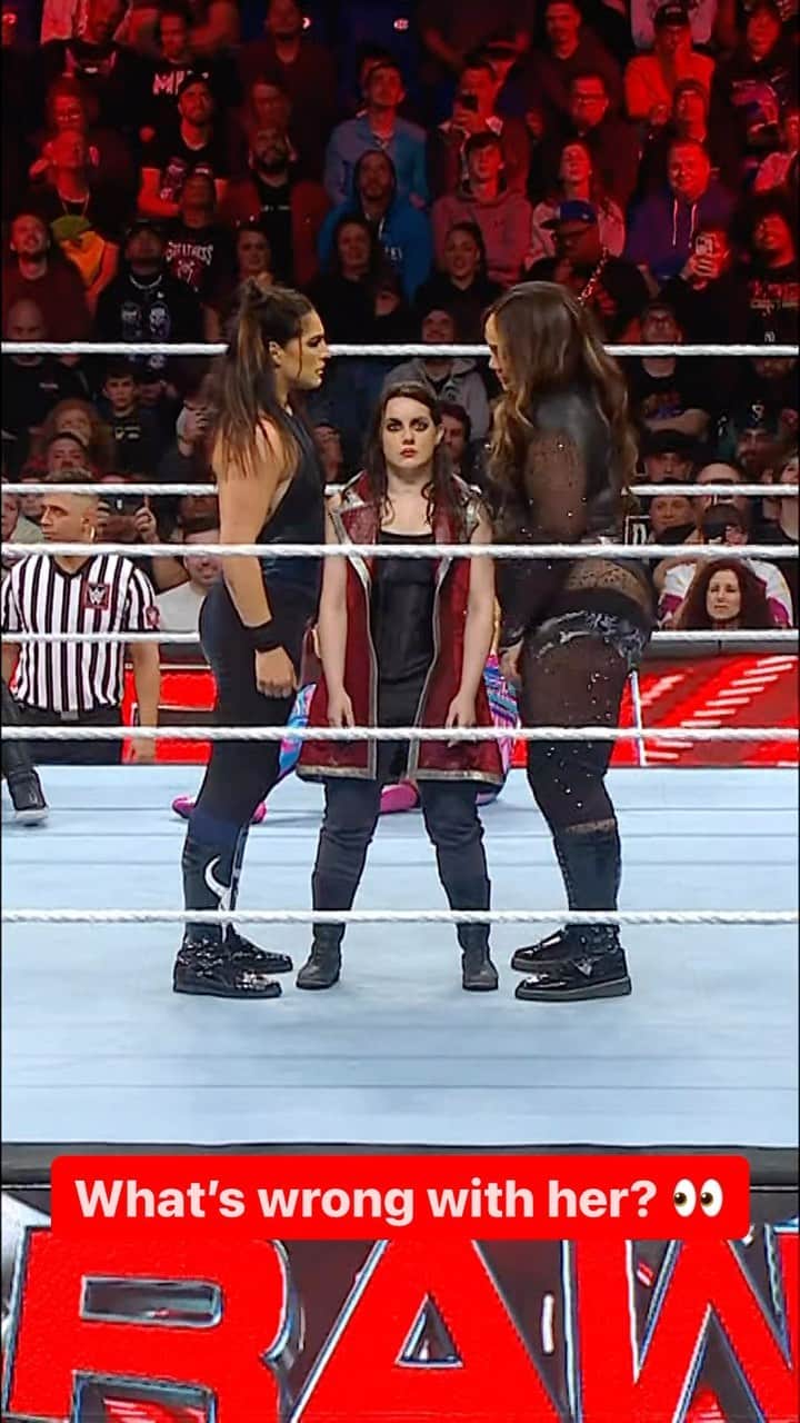 WWEのインスタグラム：「Fr can we get some help for @wwenikkicross 👀👀👀 #WWERaw」