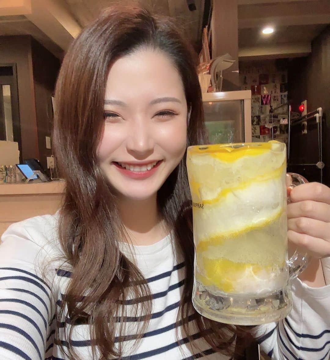 足立はなのインスタグラム：「あんまり盛れてないけど、自撮りして無さすぎて載せる写真ないから載せちゃおっと🤣🤣🤣🤣笑  デカレモンサワー🍋🤣 美味しかった😋」