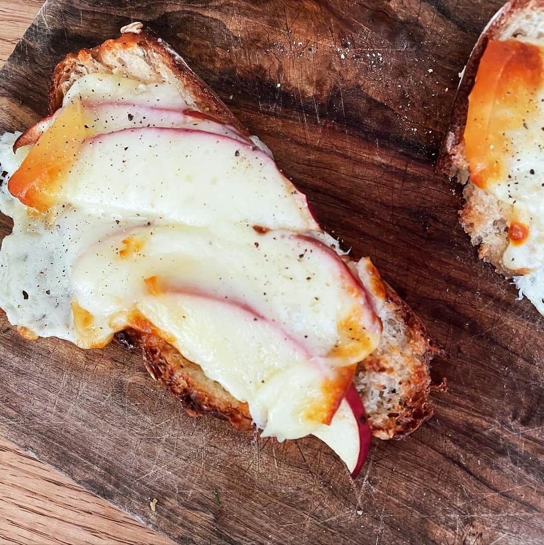 若山曜子さんのインスタグラム写真 - (若山曜子Instagram)「#おうちパンはこれでいい　からオートミールとメープルシロップのパン、残っていたのをスライスして、溶けるタイプのチーズを乗せて食べようとして、ふと、りんごも合うよね、とチーズとパンの間に紅玉のスライスを入れて焼いてみました🍎  オートミールのパンは、パリッとパンで唯一ほんのり甘めのパン。チーズとの組み合わせも甘しょっぱく、なかなか美味しいタルティーヌに⭐️  もう一品は茹でじゃがとアボカドに、オリーブオイルとレモンをかけたサラダ。 ハーブはなぜかオオゼキにあったフェンネル。と残り物のミント。  これは、もとレシピはたぶん、、 ジェイミーオリバーさんのテレビ番組で見たものだったような、、20年くらい前に。  元レシピ、レモンはライム、フェンネルは貝割れです。絶対元レシピの方が美味しいので、ぜひそちらでお試しください。わたしは渋滞ぎみのいくらを乗せて、さらに余計なことした感ありました…  【ジェイミーのホットサラダ覚書】 塩茹でしたじゃがいも2.3個 アボカド1こ 貝割れ1パック オリーブオイル大さじ3から4くらい？多めも美味しい。 ライム半個 塩  塩茹でしたじゃがいも、熱いうちに皮を剥いて一口大にきり、オリーブオイルと塩を絡め、アボカドとサッとあえて、貝割れ乗せて最後にライムをキューっ。  イギリスでも貝割れ食べるんだなと当時思ったので（勘違いだったらすみません）たぶんジェイミーオリバーさんのレシピなはず。  ライムと記載してるレシピ、レモンでいいですか？というご質問をよくいただきます。わたしもライムがなかったらレモンにします。お料理だと、もうこの辺りはみなさん慣れてらっしゃるから、ご自分の好みで変えられることもありますよね。それに酢橘に変えたりして、いきなり未知のおいしさになることだってあります。  ただ、うちに普段ないってものがレシピに入ってる時って、その料理家さんにとって捨てきれなかった、味のポイントなことが多いかもとも思います。シンプルなレシピはなおさらです。 ジェイミーさんのこのレシピのポイントは貝割れとライムだったなとつくづく思うのでした。」11月7日 12時32分 - yoochanpetite