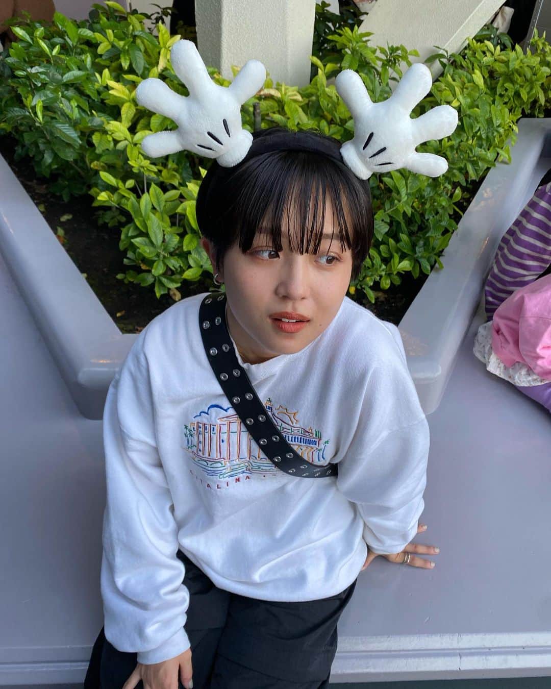 真雪のインスタグラム：「いろんな私🪡🪡  ディズニー楽しすぎて 事故画の方マジで多いんよ  人多かったけど平均50分くらいで最高だった〜〜  年なのか、ハンバーガーセットでお腹いっぱいになってチュロス半分食べてあとは食べませんでした ディズニーフード食べる旅にでたい  Tops: @aniki_tokyo  Bottom: @laato_  Bag: @bigotre_official」