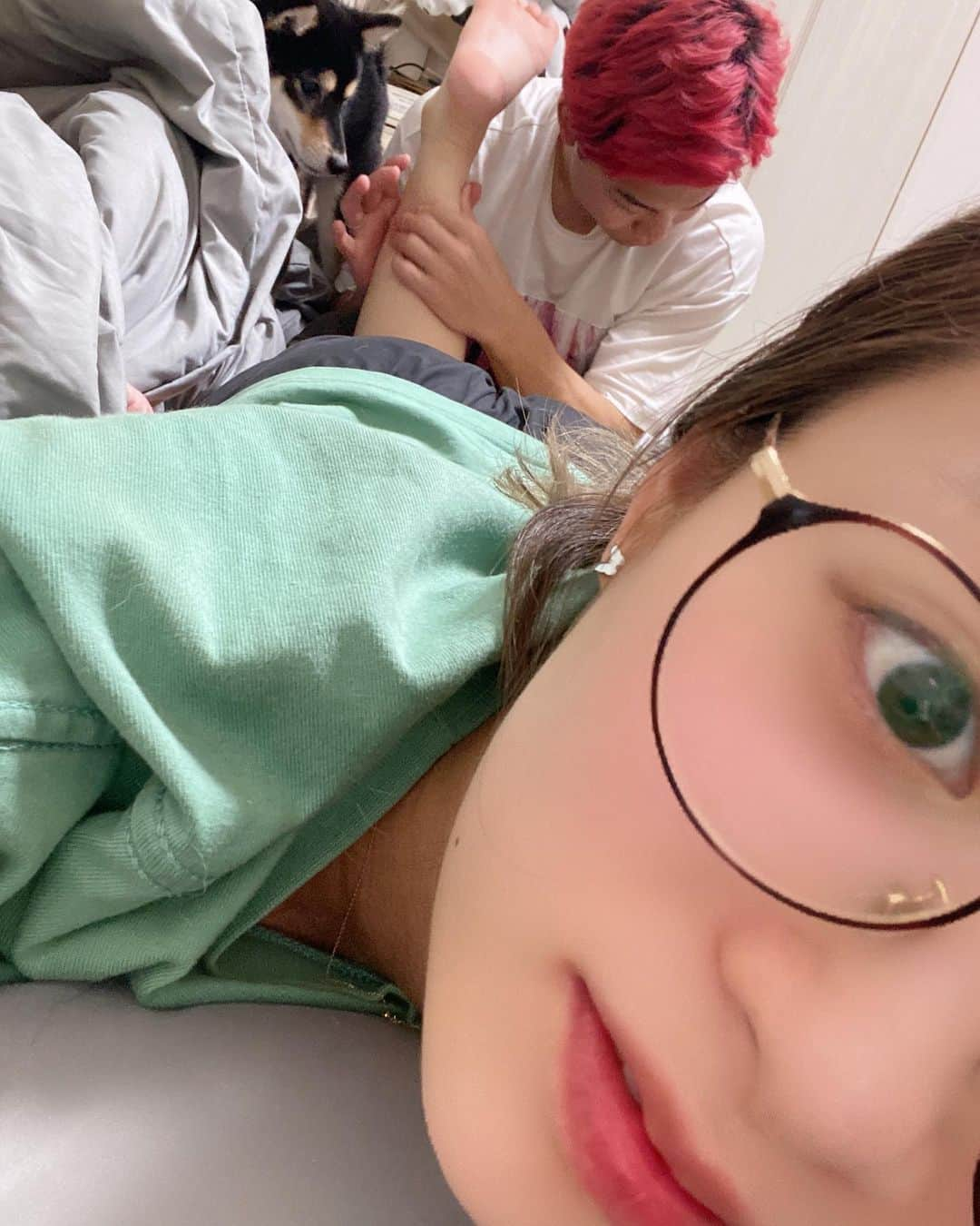 平岩優奈さんのインスタグラム写真 - (平岩優奈Instagram)「足がびっくりするぐらい浮腫み、腰が砕けそうなぐらい痛い日々…😭  こつがマッサージしてくれます🥹🩷 つわりの時期も色々やってくれて、象さん🐘みたいな足をほぐしてくれて本当に助かってます🍀*゜  ありがとうねぇ🤭 ぴのちゃんは見守ってくれてます笑   #平岩優奈 #こうたろう #こたゆな  #マタニティ  #マタニティライフ  #いい旦那さん」11月7日 12時37分 - hiraiwa_yuna