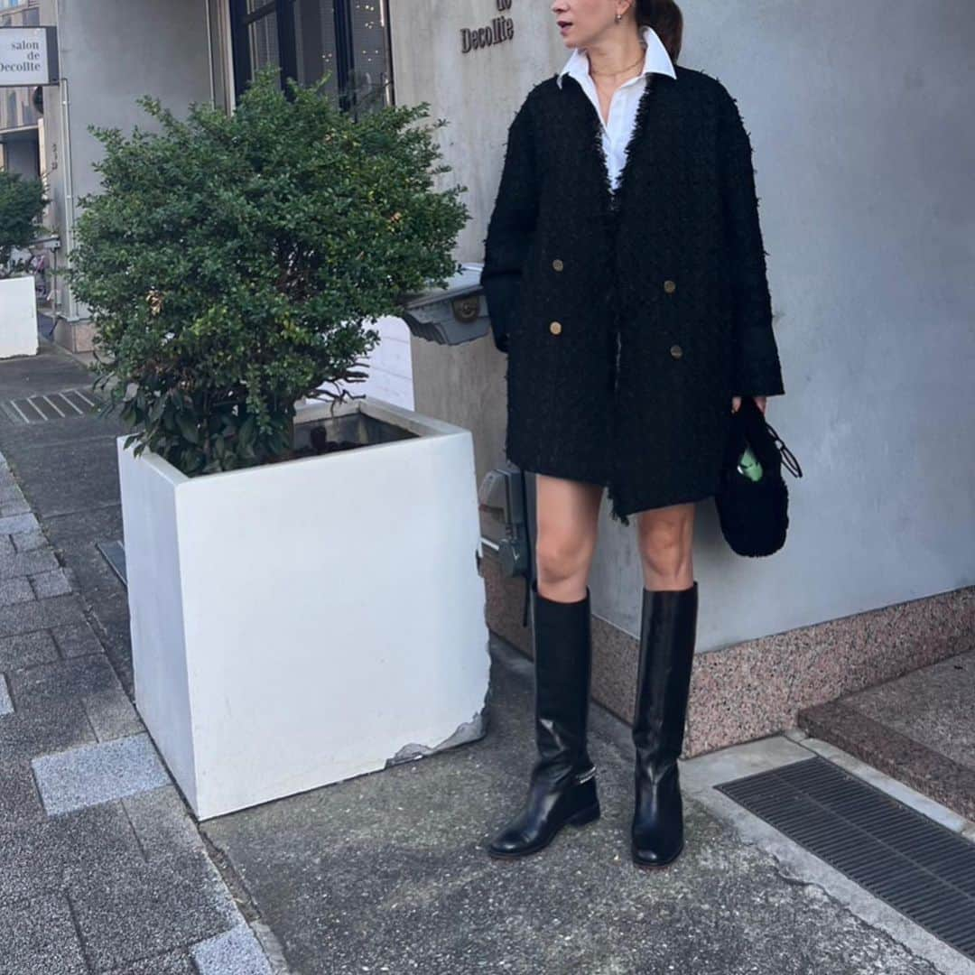 大日方久美子さんのインスタグラム写真 - (大日方久美子Instagram)「・ 今年新調した @adore_jp のツイードJKコート。 ツイードはメゾンブランドも使う愛知県・尾州エリアのもの。  ツイードのエレガントさをオーバーサイズのミディー丈にすることでカジュアルな雰囲気に落とし込んでいるデザインがとても素敵で展示会でオーダーしました。 (@saki_siron ちゃんとお揃い❤️)  中に着た白シャツは @rie_tomosaka_official さんプロデュースの @myweakness_official これも一目惚れしてブルーと2色展示会でオーダーしました。 (これは @nicoco121 & @decokyo とお揃い❤️)  ブーツとショートパンツは10年以上愛用していて今は売ってないと思います。いつも聞かれるのですが、今のモノじゃなくてごめんなさい🙏🏻💦  Bagは @decollte_accessory から新発売になるモコモコバッグ！去年Big サイズが大人気で即完してたシリーズにサイズが発売になります。  これはどのサイズを何色で買うかかなり迷う！！！  グレーとホワイトは決まってるんだけど、サイズにかなり悩んでます。どうしよ…！？  みんなのお気に入りがあれば教えてください🙏🏻 ・ ・ #パーソナルスタイリスト #kumicloset #decollteaccessory」11月7日 12時48分 - kumi511976