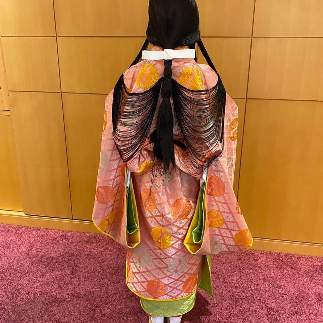 松尾翠さんのインスタグラム写真 - (松尾翠Instagram)「平安時代へ、、 タイムスリップ。  童子ちゃんたち、可愛かった〜〜 朝から準備してよくがんばったね、えらかったねー🥹ウルウル、お母さん方もお疲れ出ていませんように…と、母的にそっちに気持ちが🫣  このようなお役目をありがとうございました。 京阪ホールディングス会長・加藤好文さんとペアを組ませていただきました。 加藤会長、お名前の漢字が「文」が「好き」なんて… なんてこの日にぴったりなんでしょう。  平安装束とカツラに興味深々。 思ったより重くなく 色合わせにうっとり。 髪の毛のゆるーい流れは なんと装束に縫い付けています🤣 そんなわけで「首だけを動かさないで、横を向くときは身体ごと動かしてください」との指導がありました🫡 装束は後ろが長いので1人では歩けず、巫女さんがずっと共に持っていてくださいます。最後は、終わってから動けるように、腰で留めてもらっている姿😁 知らないことが、世界にはたくさん。死ぬまでたくさん。あぁ面白い。  アバターが動いて、チャットGPTでAIと会話ができちゃう時代だからこそ、このアナログで五感を研ぎ澄ます、ある意味一周回って最先端の世界線。 いい経験になりました🙏  #曲水の宴 #北野天満宮 #奉納 #平安時代 #和歌 #漢詩  #平安装束 #紫式部 #kyoto #kimonostyle #書く#京都暮らし #日本人でよかった #松尾翠」11月7日 12時47分 - midori.matsuo_official