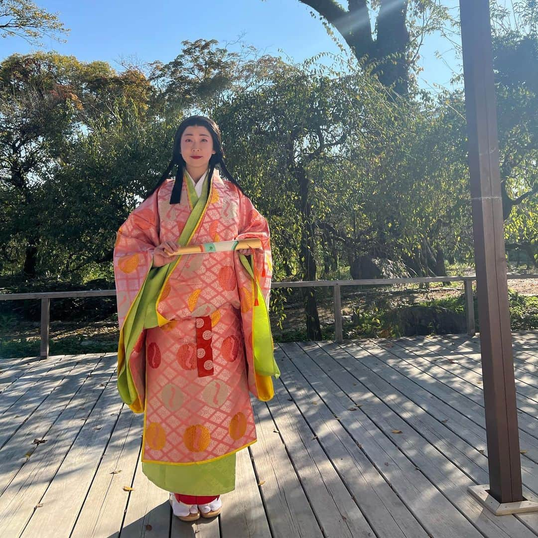 松尾翠さんのインスタグラム写真 - (松尾翠Instagram)「平安時代へ、、 タイムスリップ。  童子ちゃんたち、可愛かった〜〜 朝から準備してよくがんばったね、えらかったねー🥹ウルウル、お母さん方もお疲れ出ていませんように…と、母的にそっちに気持ちが🫣  このようなお役目をありがとうございました。 京阪ホールディングス会長・加藤好文さんとペアを組ませていただきました。 加藤会長、お名前の漢字が「文」が「好き」なんて… なんてこの日にぴったりなんでしょう。  平安装束とカツラに興味深々。 思ったより重くなく 色合わせにうっとり。 髪の毛のゆるーい流れは なんと装束に縫い付けています🤣 そんなわけで「首だけを動かさないで、横を向くときは身体ごと動かしてください」との指導がありました🫡 装束は後ろが長いので1人では歩けず、巫女さんがずっと共に持っていてくださいます。最後は、終わってから動けるように、腰で留めてもらっている姿😁 知らないことが、世界にはたくさん。死ぬまでたくさん。あぁ面白い。  アバターが動いて、チャットGPTでAIと会話ができちゃう時代だからこそ、このアナログで五感を研ぎ澄ます、ある意味一周回って最先端の世界線。 いい経験になりました🙏  #曲水の宴 #北野天満宮 #奉納 #平安時代 #和歌 #漢詩  #平安装束 #紫式部 #kyoto #kimonostyle #書く#京都暮らし #日本人でよかった #松尾翠」11月7日 12時47分 - midori.matsuo_official