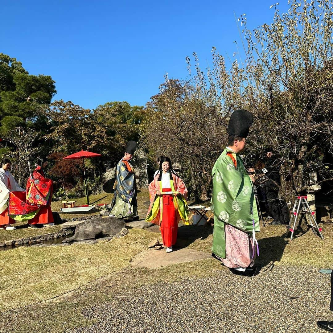 松尾翠さんのインスタグラム写真 - (松尾翠Instagram)「平安時代へ、、 タイムスリップ。  童子ちゃんたち、可愛かった〜〜 朝から準備してよくがんばったね、えらかったねー🥹ウルウル、お母さん方もお疲れ出ていませんように…と、母的にそっちに気持ちが🫣  このようなお役目をありがとうございました。 京阪ホールディングス会長・加藤好文さんとペアを組ませていただきました。 加藤会長、お名前の漢字が「文」が「好き」なんて… なんてこの日にぴったりなんでしょう。  平安装束とカツラに興味深々。 思ったより重くなく 色合わせにうっとり。 髪の毛のゆるーい流れは なんと装束に縫い付けています🤣 そんなわけで「首だけを動かさないで、横を向くときは身体ごと動かしてください」との指導がありました🫡 装束は後ろが長いので1人では歩けず、巫女さんがずっと共に持っていてくださいます。最後は、終わってから動けるように、腰で留めてもらっている姿😁 知らないことが、世界にはたくさん。死ぬまでたくさん。あぁ面白い。  アバターが動いて、チャットGPTでAIと会話ができちゃう時代だからこそ、このアナログで五感を研ぎ澄ます、ある意味一周回って最先端の世界線。 いい経験になりました🙏  #曲水の宴 #北野天満宮 #奉納 #平安時代 #和歌 #漢詩  #平安装束 #紫式部 #kyoto #kimonostyle #書く#京都暮らし #日本人でよかった #松尾翠」11月7日 12時47分 - midori.matsuo_official