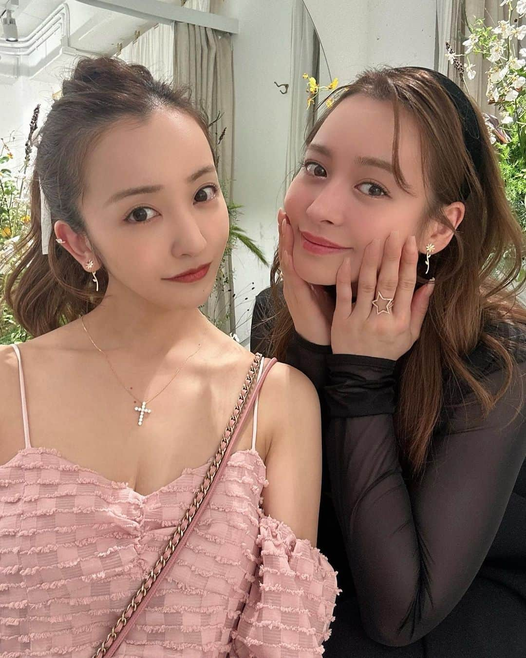 板野友美のインスタグラム：「もえぴのアクセ可愛い💎🩷🎀  @pensees_jewelry   イヤカフとフラワーモチーフがすき🫶🏻 そして、久々優子にも会えた☺️ 何枚目？💭  #pr #pensees」