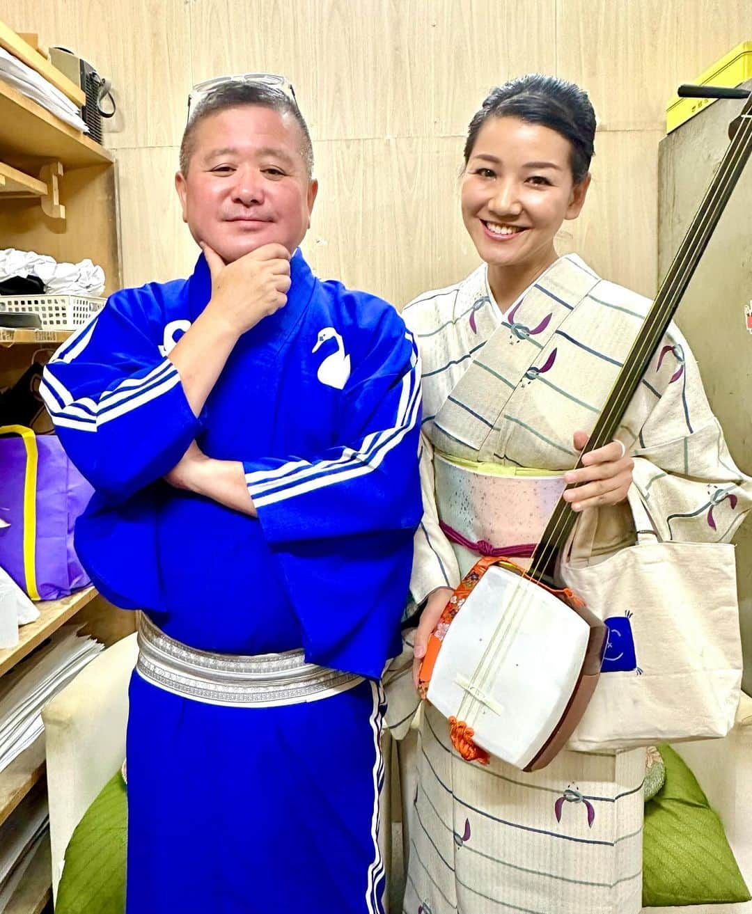 林家あずみさんのインスタグラム写真 - (林家あずみInstagram)「浅草演芸ホールで、とりの白鳥師匠にツーショット撮ってもらえました😍  とりの白鳥師匠、、、 白鳥師匠は人間なんですが とりの白鳥師匠なんです😂  浅草演芸ホールでしかやらない新作をされます為、全部聴きたくて 楽屋で三味線を片付けていたら その部分が聴けないので  高座の真裏の楽屋じゃない所で 静かに片付けながら聴き 片付け終えるとすぐに横顔が見える袖に移動して かぶりつきで聴いていますが もう、ストーカーですよね😂  本日も白鳥師匠のひざ（とりの師匠の直前の高座）着物もネタも変えて頑張ります💪  #浅草演芸ホール #白鳥師匠 #林家あずみ  #三味線漫談」11月7日 12時52分 - kurohime424