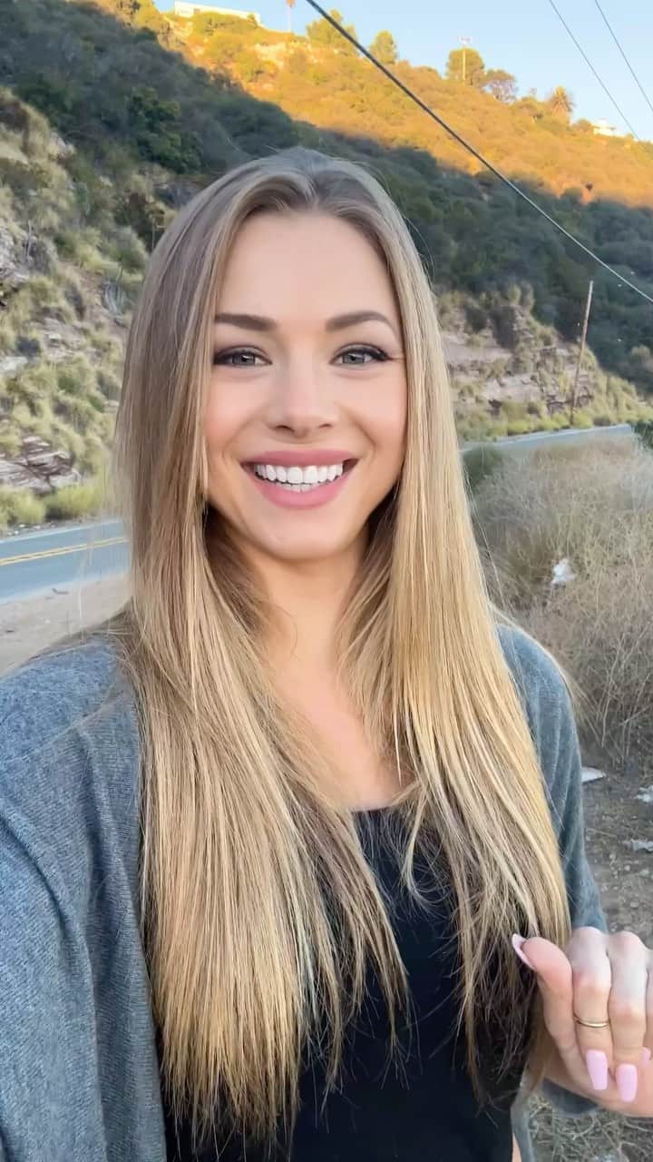 のインスタグラム：「DAY 8!! #🫶🏼 I am. This is a challenge….  I am the type of person to stop and smell the roses, take in the beauty of mother nature, and help the environment where I can. We are only on this earth one time in the physical body we inhabit today. It’s important to love and support our environment and treat it with respect.   I am bestowing on myself to inspire authenticity, and share my routines and choices that I make in my life I work daily on maintaining a healthy mind, body and spirit, and choose to lead with the pleasure principle of doing what makes me happy. ❤️ I’m doing a series of videos, one every day where I will share my healthy life choices that make up who I am. Who I am and how I live, my life is truly a lifestyle.  ☝️ on each video I’ll be answering the questions:  •WHO AM I? • WHAT DO I DO?  🎬 I’m only allowing myself one take- Being as raw as possible, and sharing when I am inspired through my daily activities and feelings.  🙏🏼 I want to lead by example and inspire people to be authentic. I am showing that it is safe to be your authentic self and to like what you like to not like what you don’t like them to be OK with that. No to people are exactly alike and that is a super power. Not something to hide or be ashamed of. #youareloved #embraceyourself   COMMENT BELOW if you have anything to add!!! 💋  #Beyou #beyourself #inspire #healthylifestyle #mindset #iamalifestyle #mentalhealth #positivevibes #positivitytime #iam #motivator #manifestor #selflove #humanity #me #selfempowerment #environment #mothernature #randomactofkindness #pickuptrash」