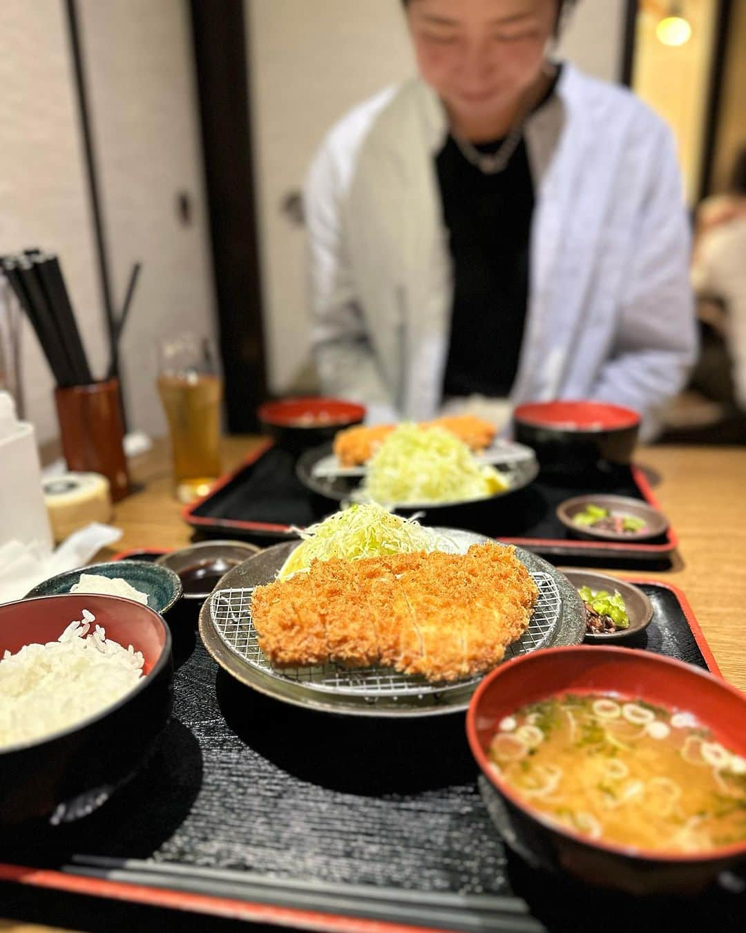 大友愛のインスタグラム：「👯‍♀️  [えりかと豚カツと私。]  #えりかをポートレートの私  シリーズ すっかり更新してなかったw  これは結構前のです💦  ガッツリランチしました💪🏻😁  次はいつ会えるのかな…… 毎週会ってた頃がすでに懐かしいょ🥹  @erika_araki_official #ポートレート #美活 #美活仲間」