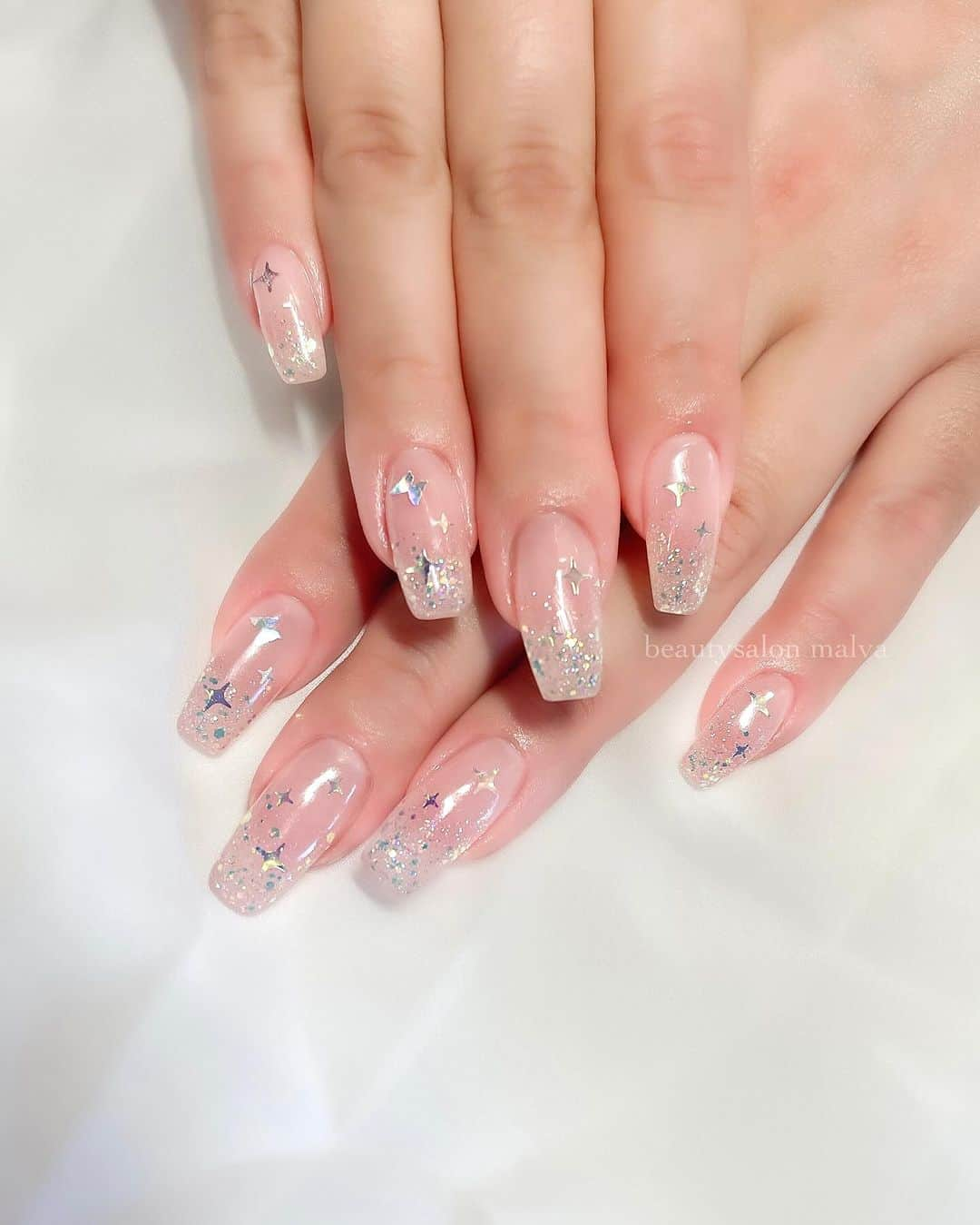 nailsalon malva（ネイルサロンマルヴァ）のインスタグラム：「【ベーシックプラス158】でご予約可能✨ シンプルキラキラ透明感ネイル🥰 ちょっと長さがある方が似合わせやすいデザインです✨ 冬のフットネイルデザインとしても良さそうです🥹 ⁡ ↪︎ ネイルのケアと保証期間 ⁡ malvaのネイルはドライケア、カットスタイルも込みです。 保証期間は約4週間となります（※ご新規様は3週間となります）。 ⁡ ＿＿＿＿＿＿＿＿＿＿＿＿＿ ⁡ ⁡ 𝐛𝐞𝐚𝐮𝐭𝐲𝐬𝐚𝐥𝐨𝐧 𝐦𝐚𝐥𝐯𝐚⠀ 📍明治神宮前駅｜原宿駅　徒歩𝟑分 ⠀ 💬ご予約やお問い合わせ 𝐋𝐈𝐍𝐄から承っております @ 𝐦𝐚𝐥𝐯𝐚 ⁡ お気軽にご連絡ください♡ ⁡ ⁡ ＿＿＿＿＿＿＿＿＿＿＿＿＿＿ ⁡ ▸ジェルネイル｜スカルプ｜ネイルケア ▸まつげカール｜まつげエクステ｜ワンホンエクステ ▸ハーブよもぎ蒸し ▸ワックス脱毛 ⁡ \ アシスタント募集中💁‍♀️ / ⁡ ▸リモート可オンラインの画像動画制作アシスタント ▸サロンワーク全般アシスタント ⁡ ⁡ #冬ネイル2023 #ワンホンネイル #ピンクベージュネイル　#フレンチガーリーネイル #malva #malvaネイル  #ベージュネイル  #原宿ネイル #冬ネイル  #表参道ネイル #東京ネイルサロン　#明治神宮前ネイル #新宿ネイル #千駄ヶ谷ネイル  #harajukunails #tokyonails #tokyonailsalon ⁡」