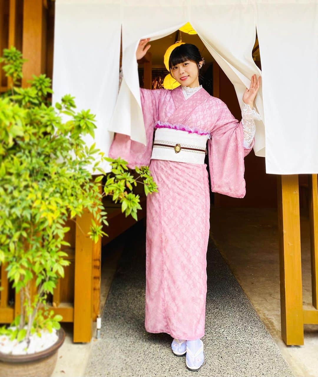 シュアン（施鈺萱）さんのインスタグラム写真 - (シュアン（施鈺萱）Instagram)「👘 穿和服的次數總是不嫌多🥰 第二次的蕾絲和服✨好喜歡🍁🍁  2回目のレース着物👘 嬉しい！何回着物を着ても嬉しい🥰 @kimono.nagominowa  一緒に選んでいただいて、 丁寧な対応で写真も撮ってくれました📸 店の外はとてもインスタ映え！ 夜20時までレンタルできて、満足🥰 ありがとうございました🌟  📍京都府京都市下京区若宮通六条下る若宮町542 五条駅から徒歩7分  PR @kimono.nagominowa #着物レンタルNagominowa #Nagominowa #五条着物レンタル #京都着物 #京都着物レンタル #京都レンタル着物 #着物レンタル京都」11月7日 13時02分 - ts_hsuan
