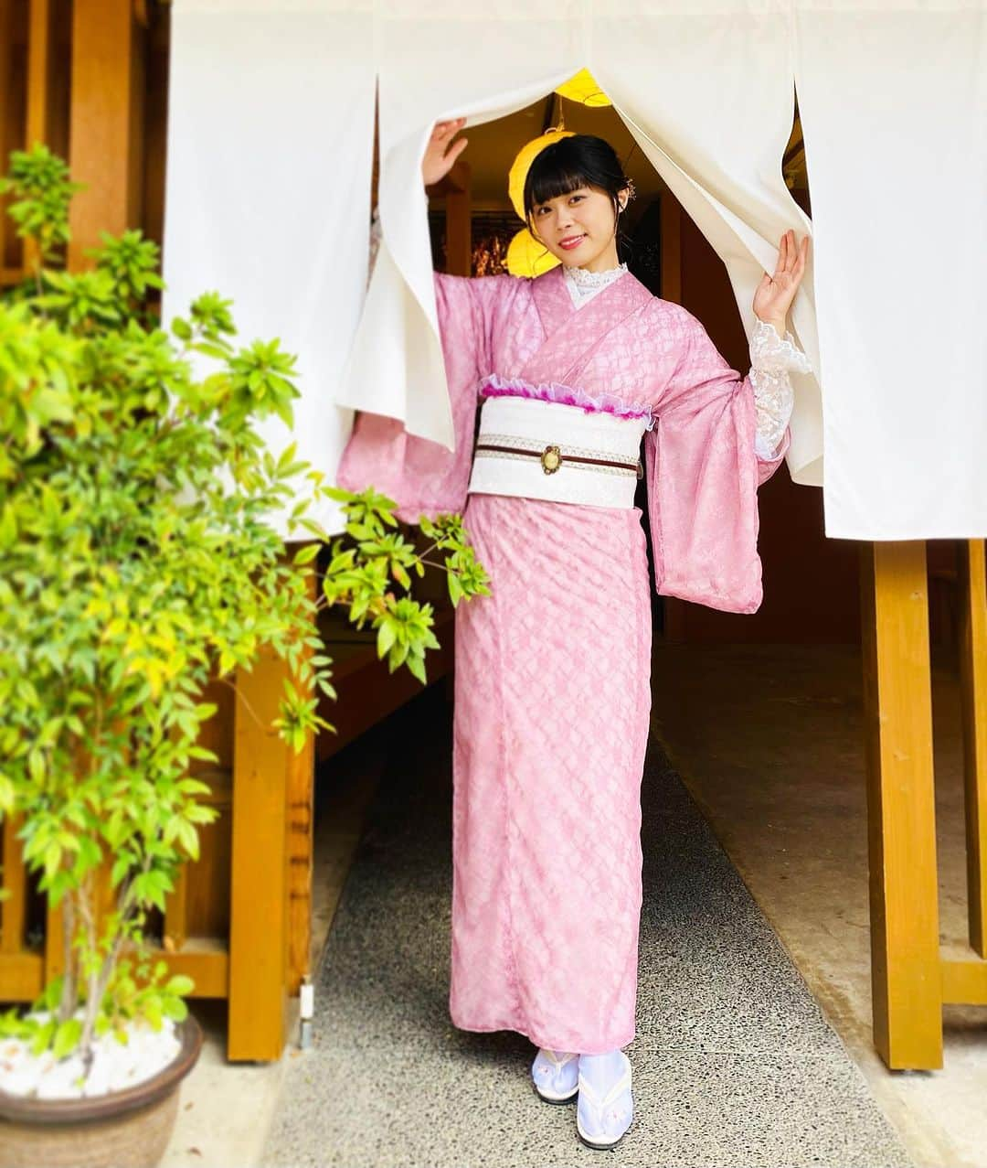 シュアン（施鈺萱）のインスタグラム：「👘 穿和服的次數總是不嫌多🥰 第二次的蕾絲和服✨好喜歡🍁🍁  2回目のレース着物👘 嬉しい！何回着物を着ても嬉しい🥰 @kimono.nagominowa  一緒に選んでいただいて、 丁寧な対応で写真も撮ってくれました📸 店の外はとてもインスタ映え！ 夜20時までレンタルできて、満足🥰 ありがとうございました🌟  📍京都府京都市下京区若宮通六条下る若宮町542 五条駅から徒歩7分  PR @kimono.nagominowa #着物レンタルNagominowa #Nagominowa #五条着物レンタル #京都着物 #京都着物レンタル #京都レンタル着物 #着物レンタル京都」