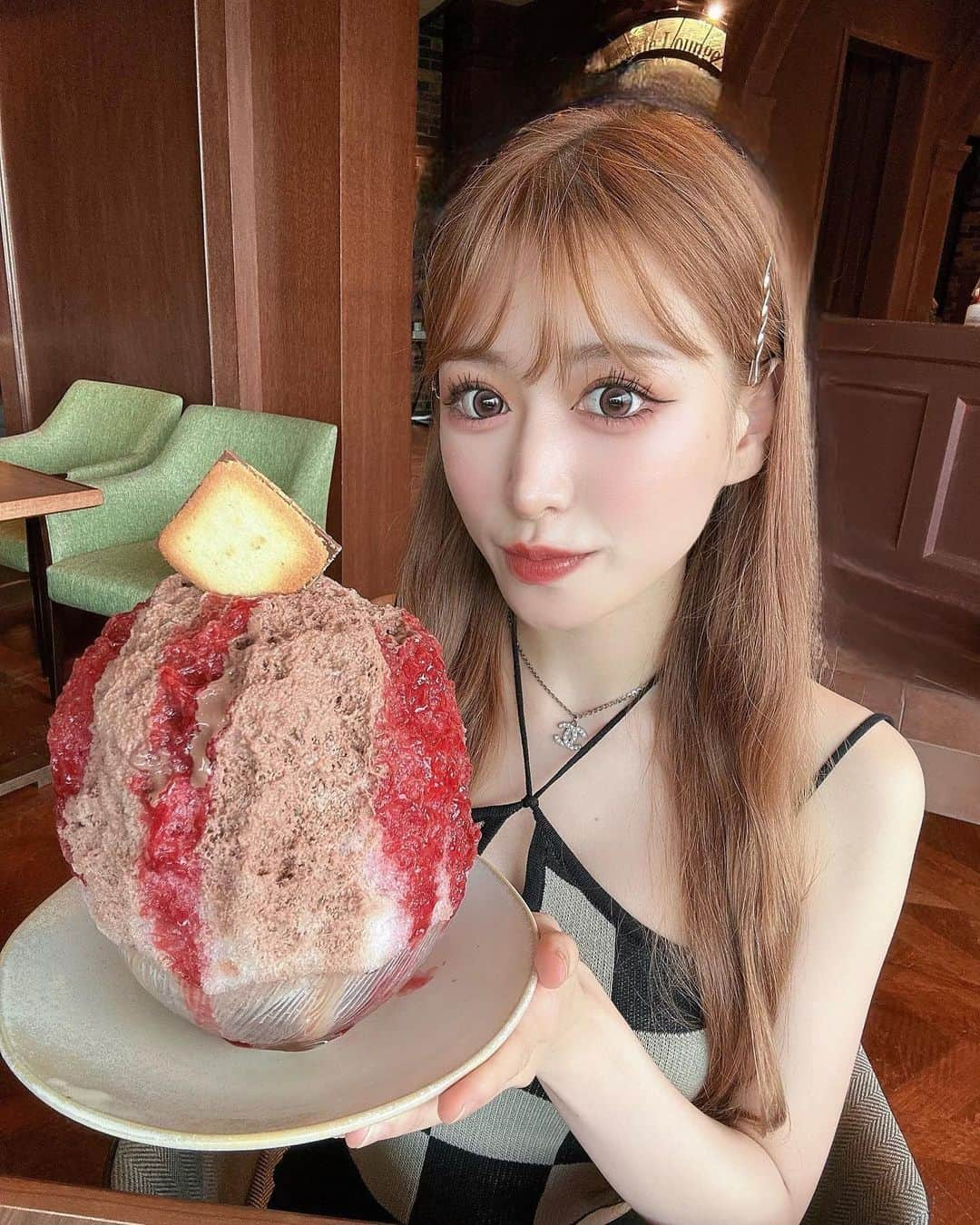 𝐀𝐦𝐢のインスタグラム：「どでかかき氷🍧🍫🍓  このあと謎に2個目のパフェ持って来られて笑いすぎとお腹いっぱいで大変だった🤣  #キャバ嬢#キャバクラ#キャバ#キャバクラ嬢#美人茶屋#美人茶屋上野#上野#ueno#新宿#歌舞伎町#六本木#銀座#御徒町#上野広小路#湯島#浅草#東京#tokyo#東京観光#japan#トレーニング女子#筋トレ#飲み好きな人と繋がりたい#北海道#北海道旅行#札幌#札幌カフェ#白い恋人パーク#かき氷」