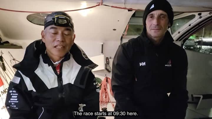 白石康次郎のインスタグラム：「【Transat Jacques Vabre】  🇯🇵トランザットジャックバーブル、いよいよ本日スタートです。 レース前の意気込みをどうそ！ スタートライブ映像は日本時間17:30よりスタート  https://www.youtube.com/live/UKDG5bnqJD0?si=QVqW6idhKX4ewdvy  🇬🇧 Start of the @transatjacquesvabre today. Quick interview before they left for Martinique  🇫🇷 Le départ de la transat Jacques Vabre dans quelques heure. Petite interview d’avant départ de notre duo.  @sailingteamdmgmori #dmgmorisailingteam #kojiroshiraishi #白石康次郎 #IMOCA #transatjacquesvabre」