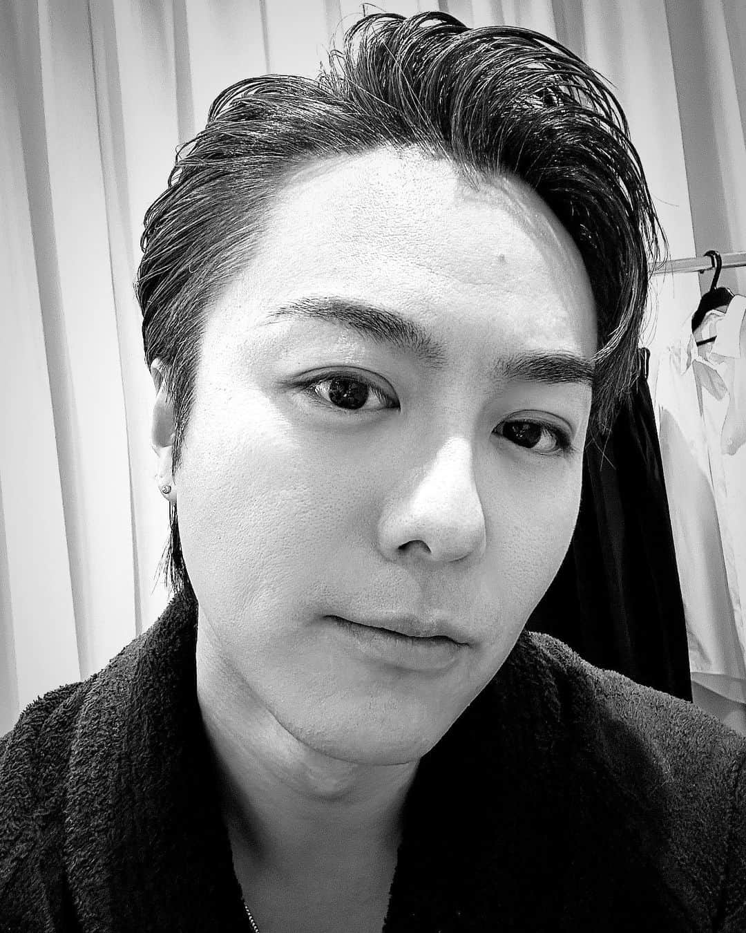 TAKAHIROのインスタグラム：「昨日夜中、雨風凄かったですね💦 音が凄くて8時間ぐらいしか寝れなかった💦 #立派に寝とる #風に吹かれた髪型ではないし #雨に濡れて質感出ちゃったわけではないし #自撮り失礼します #地鶏いただきたい」