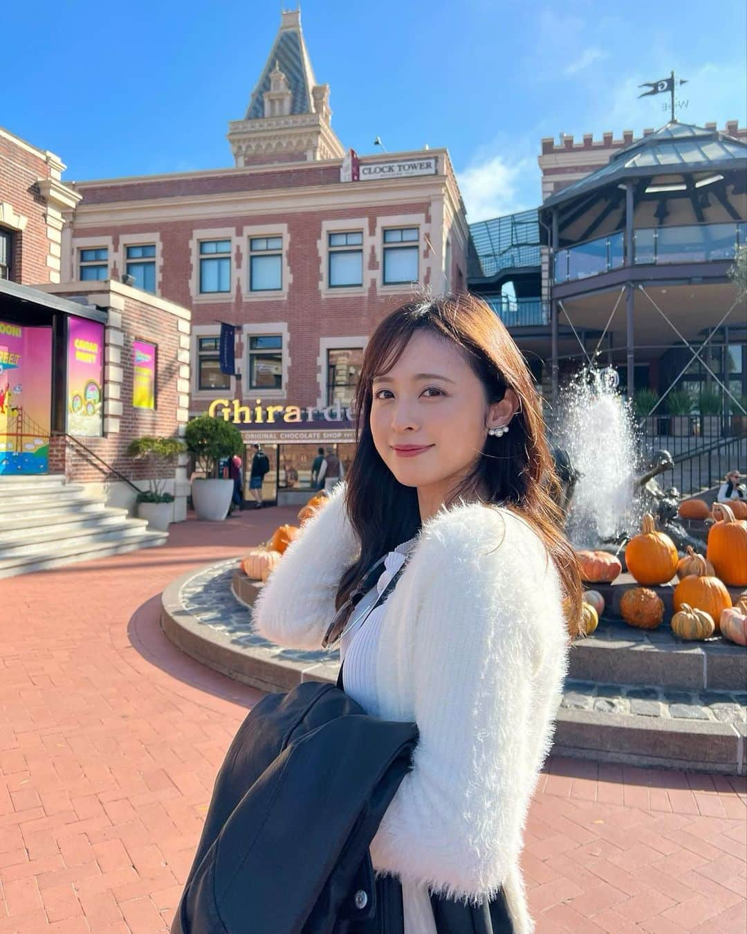 久慈暁子さんのインスタグラム写真 - (久慈暁子Instagram)「* フルハウスのオープニングで観ていた Golden Gate Bridge🌉 そして サンフランシスコ発祥のチョコレートブランドで 昔のチョコレート工場を再利用した商業施設 Ghirardelli Square🍫 寒いのにパフェ食べました🍦 * #goldengatebridge  #ghiradellisquare」11月7日 13時23分 - kuji_akiko