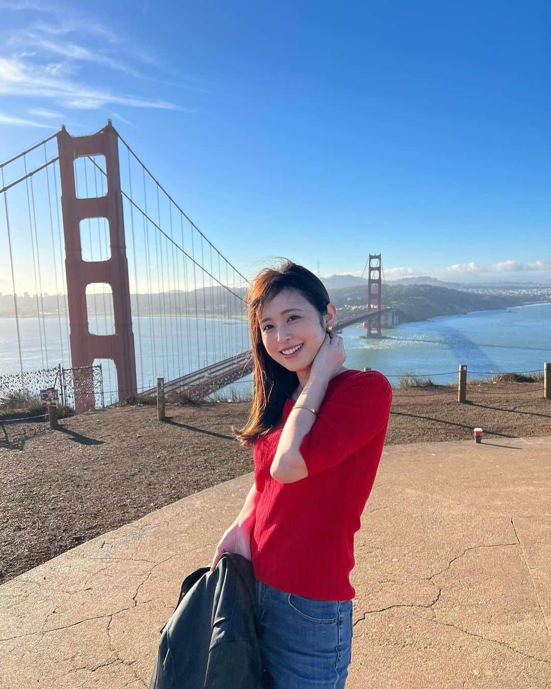 久慈暁子のインスタグラム：「* フルハウスのオープニングで観ていた Golden Gate Bridge🌉 そして サンフランシスコ発祥のチョコレートブランドで 昔のチョコレート工場を再利用した商業施設 Ghirardelli Square🍫 寒いのにパフェ食べました🍦 * #goldengatebridge  #ghiradellisquare」