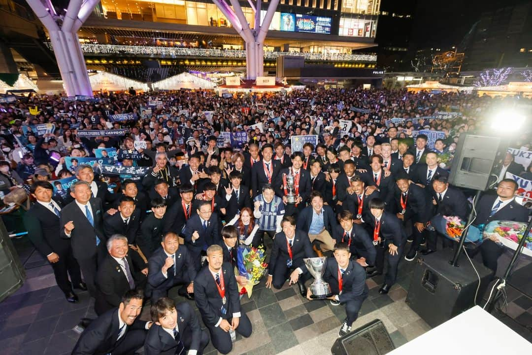 アビスパ福岡のインスタグラム：「2023Jリーグ YBCルヴァンカップ優勝🏆 「#アビスパ福岡 祝勝会」に ご来場いただきありがとうございました🎉✨  JR博多駅前博多口会場の様子をお届け📸  #アビスパ福岡 #avispa #祝勝会 #jleague」