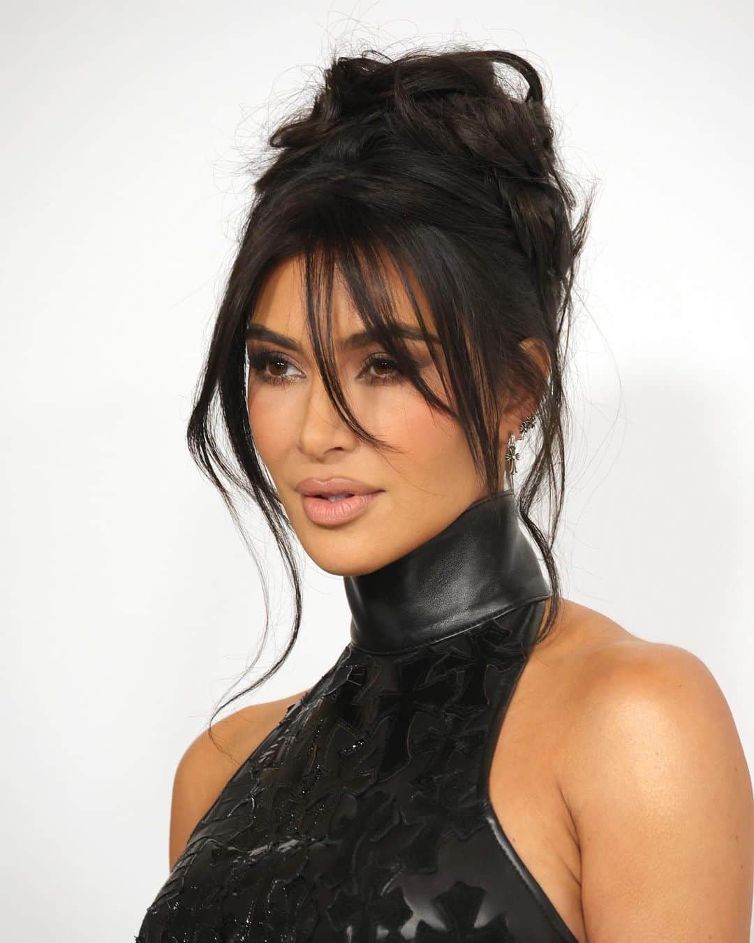 Vogue Beautyのインスタグラム：「The ’90s Pam Anderson updo—think hair piled haphazardly onto the head, with two face-framing pieces left loose at the front—made its way everywhere this past summer. Tonight, @kimkardashian added her own spin to the hairstyle, courtesy of longtime hairstylist @chrisappleton1, while attending the 2023 #CFDAAwards. Tap the link in our bio to see the secret behind Kim’s hairstyle, plus the best red carpet moments of the night.」
