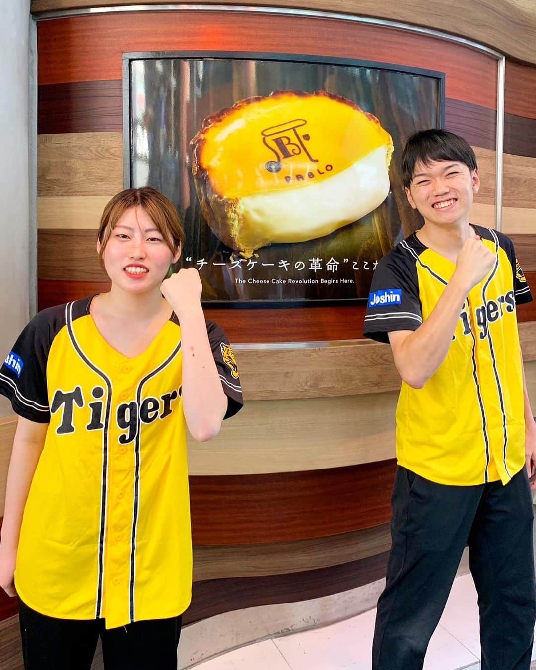 TAPICIさんのインスタグラム写真 - (TAPICIInstagram)「阪神タイガース日本一を祝して🤤  看板商品のチーズタルト PABLOminiプレーンを1つプレゼントしちゃいます✨ （限定1000個）  優勝パレード当日に「阪神日本一」の合言葉を スタッフに伝えてね📣  更に❣  タイガースのテーマカラーの黄色と黒を表現した お得な🐅阪神優勝セット⚾を限定販売するよ！  当日はまたまたスタッフが阪神タイガースのユニフォームを着用し、「六甲おろし（正式名・阪神タイガースの歌）」をBGMに採用予定です。  優勝ムード漂うパブロ心斎橋店に是非遊びにきてね～🤤  🌟プレゼンキャンペーン実施詳細 実施日：2023年11月23日（木・祝） （優勝パレード予定日） 対象：合言葉をご存知のご来店のお客様全員 合言葉：「阪神日本一」をレジにてスタッフにお伝えください  🌟プレゼント内容： 合言葉で＜PABLOminiプレーン＞1つプレゼント(290円相当） ※限定1000個 ※めでたい日本一お祝い企画の為、他商品購入などの制限はなし！ ※1,000個限定とさせていただきます。限定数を超えた場合はプレゼント終了です、どうぞご了承ください。 ※他サービスとの併用は不可  🌟阪神優勝セット詳細 販売日：2023年11月23日（木・祝） 商品：阪神カラーの6個セット　1,900円(税込) 内容：PABLOminiプレーン4個／PABLOminiミルクチョコ2個  🌟イベント実施店舗： 心斎橋本店 📍〒542-0085大阪市中央区心斎橋筋2-8-1心斎橋ゼロワンビル1F 06-6211-8260 平日11:00～21:00 土日祝10:00～21:00  #阪神　#阪神日本一　#日本シリーズ　#阪神タイガース　#野球 #岡田彰布　#阪神優勝セール　#日本シリーズMVP #パブロくん#パブロ #パブロミニ #お土産スイーツ #パブロチーズタルト #心斎橋グルメ #大阪グルメ #大阪スイーツ #pablo」11月7日 13時18分 - pablo_cheese_tart_japan
