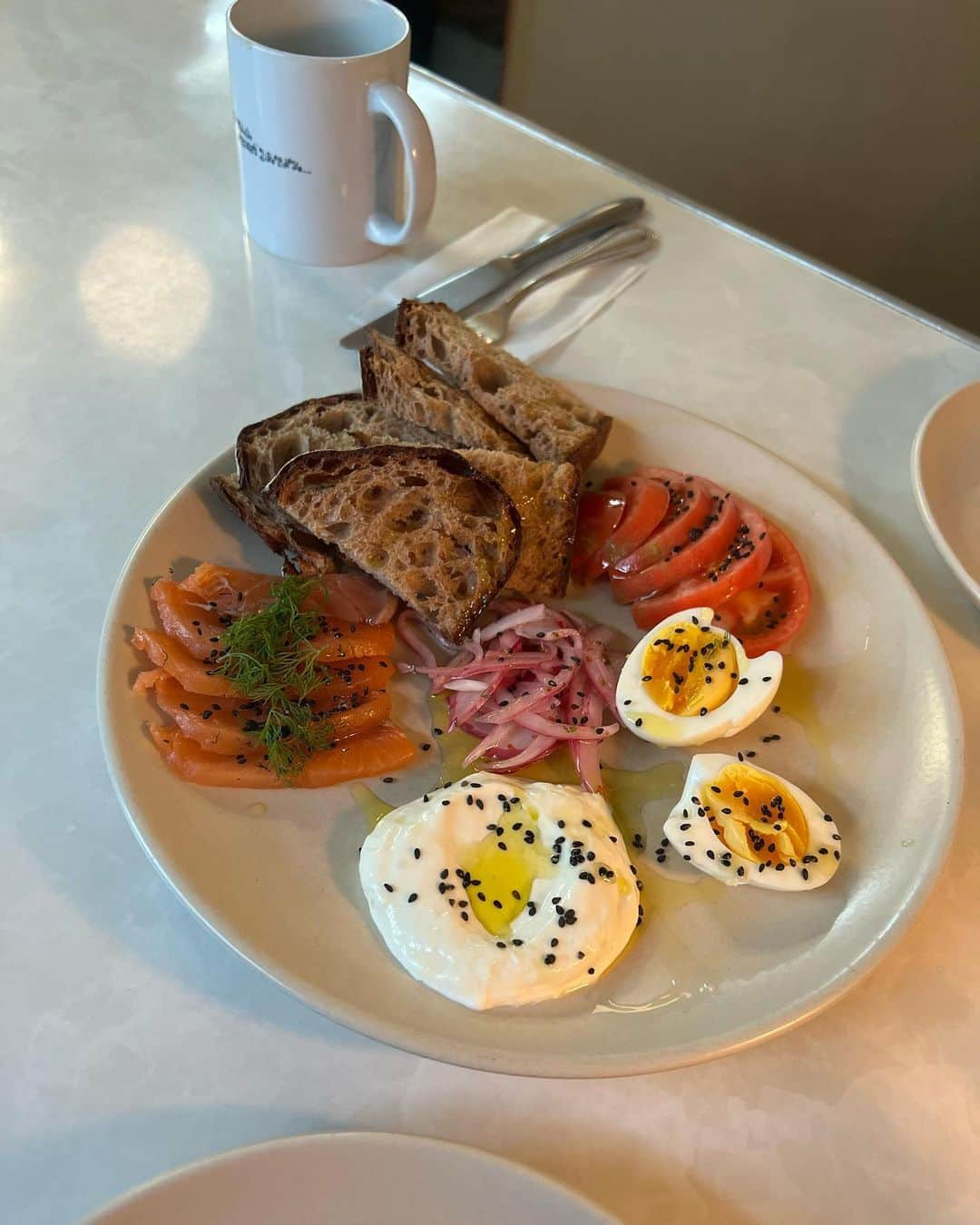 TOMOMIのインスタグラム：「🥖🥚🧀🍅🧅🐟…」