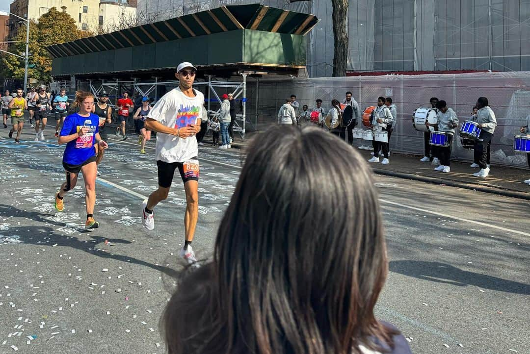 mao mitsuiさんのインスタグラム写真 - (mao mitsuiInstagram)「New York City Marathon 2023 🍎 今回はロノくんの応援の為に2年ぶりのNYに来てます。 マラソン大会じゃなくっても熱気を感じるこの街のマラソンはとてつもない勇気とパワーをもらえる、、、 何度応援しても感動させられるけど、NYはわたしたちが出逢った場所なのでさらにじーーんときました。 らーたんも4回目の応援、今回はベルを鳴らして応援しててまたひとつ成長✨  そして仲間って、最高よねって応援に行くたびに思います。 応援側もまた出会いがあって仲間が増えていく。  今回はドリンクを渡すためにこの難しいsubwayを乗り継いで3ヶ所のポイントへ移動、抱っこ紐にストローラーで汗だく爆走。 間に合えばラッキーなくらいギリギリでドリンク渡す場所も急遽変更してたどり着いたのが人混みお祭り騒ぎの中。でもお互い見つけられてよかった(7枚目) 応援側にも達成感ありました🗽  I'm soooo proud of you @lono3 ❤️お疲れ様！」11月7日 13時28分 - maointhepark