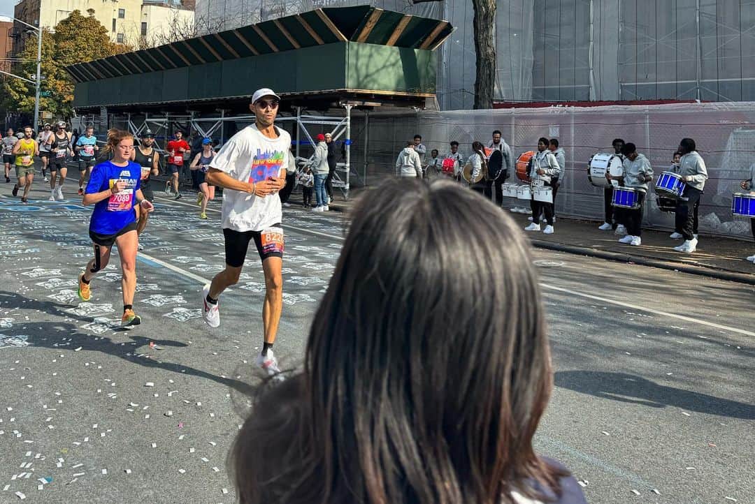 mao mitsuiのインスタグラム：「New York City Marathon 2023 🍎 今回はロノくんの応援の為に2年ぶりのNYに来てます。 マラソン大会じゃなくっても熱気を感じるこの街のマラソンはとてつもない勇気とパワーをもらえる、、、 何度応援しても感動させられるけど、NYはわたしたちが出逢った場所なのでさらにじーーんときました。 らーたんも4回目の応援、今回はベルを鳴らして応援しててまたひとつ成長✨  そして仲間って、最高よねって応援に行くたびに思います。 応援側もまた出会いがあって仲間が増えていく。  今回はドリンクを渡すためにこの難しいsubwayを乗り継いで3ヶ所のポイントへ移動、抱っこ紐にストローラーで汗だく爆走。 間に合えばラッキーなくらいギリギリでドリンク渡す場所も急遽変更してたどり着いたのが人混みお祭り騒ぎの中。でもお互い見つけられてよかった(7枚目) 応援側にも達成感ありました🗽  I'm soooo proud of you @lono3 ❤️お疲れ様！」