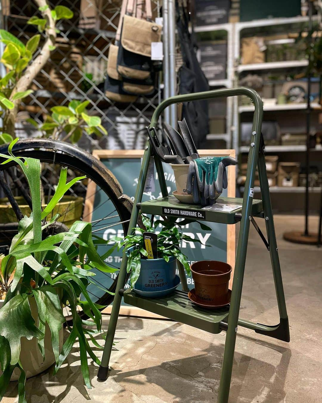 ニコアンドさんのインスタグラム写真 - (ニコアンドInstagram)「ZAKKA NEW ARRIVAL OLD SMITH HARD WARE Co., ⚒ OLD SMITH GREENERY 🌿  ニコアンド人気シリーズに新規アイテムが登場！  【商品】 ハンドルステップ(写真１枚目) Price ¥5,500 tax in 脚立としてはもちろん、植物や文庫本をしまうミニシェルフとしても使えます！ 折り畳みができるので場所も取りません！  プランタースタンド(写真３枚目) Price ¥5,940 tax in 折り畳み式の横長型プランタースタンド！ 植物はもちろん、小物を置いてお家のアクセントにするのも🙆‍♂️  他にもおすすめのグリーナリーアイテムや収納アイテムをたくさんご用意しているのでぜひチェック✨  ご不明点がございましたら、 DMにてお気軽にお問い合わせくださいませ！  ご来店お待ちしております！  #ニコトーキョーzakka  @nikoandtokyo  ーーーーーーーーーーーーーーーー 　　 　　OPEN 11:00 CLOSE 21:00  ーーーーーーーーーーーーーーーー  #nikoand #nikoandtokyo #ニコアンド #ニコアンド雑貨 #ニコアンドでおうち時間 #オールドスミス #グリーナリー #観葉植物 #観葉植物のある暮らし #観葉植物インテリア #グリーンのある暮らし #グリーンインテリア #脚立 #脚立棚 #ミニシェルフ #おすすめインテリア #雑貨 #雑貨のお店 #雑貨屋さん巡り #生活雑貨 #お部屋作り #お部屋作りインテリア #インダストリアル #インダストリアルインテリア #interiordesign #greenery #industrialdesign #coolinteriors #roomdecor」11月8日 18時30分 - nikoandtokyo