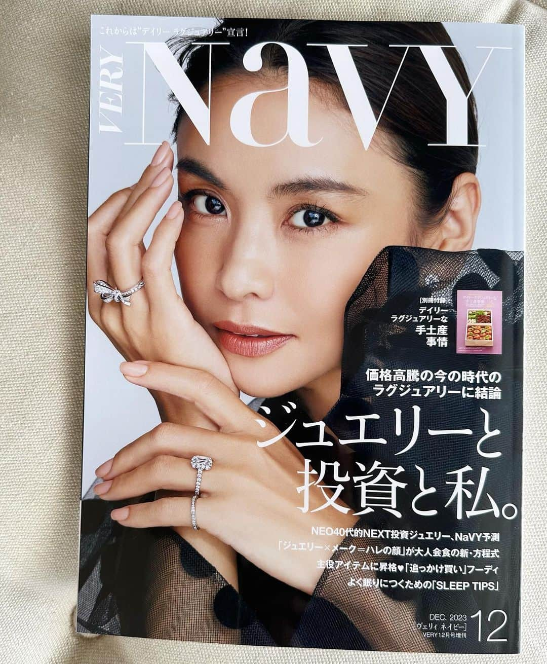 早坂香須子さんのインスタグラム写真 - (早坂香須子Instagram)「本日発売！  VeryNAVY12月号 ジュエリー大特集の今号では、表紙や中ページのタキマキさんのメイク、そしてビューティーページも担当させて頂いています💄💓  スタイリストの池田敬氏と ジュエリー✖️メイクのペアリング提案を考えるのはとっても楽しいお仕事でした✨  私はテクニックは後付けタイプで、まず女性像を作るのが好きなのですが、ライターの榎本洋子さんが私の頭の中を言葉に落とし込んでくれてます✨  がらりと変わらなくても、少しのことでいつもとは違うハレの自分を表現できる。  最旬の早坂お気に入りコスメも満載に盛り込んでます。ジュエリー✖️メイクのペアリング、みなさんもぜひ楽しんでください✨  で、今回の付録も凄いんです✨私が感動した付録の 『デイリーラグジュアリーな手土産事情』  一冊まるっと保存版ですが、特に！本当にいつも現場を「沸かせる」ファッションエディタ、中馬あかねちゃんの情報が嬉しい！あかねちゃんのお弁当と手土産本希望です✨  #NEWWORK #fashion  #beauty #jewelry  #verynavy #makeupbyme #cover#メイクアップ #滝沢眞規子 さん #手土産」11月7日 13時40分 - kazukovalentine