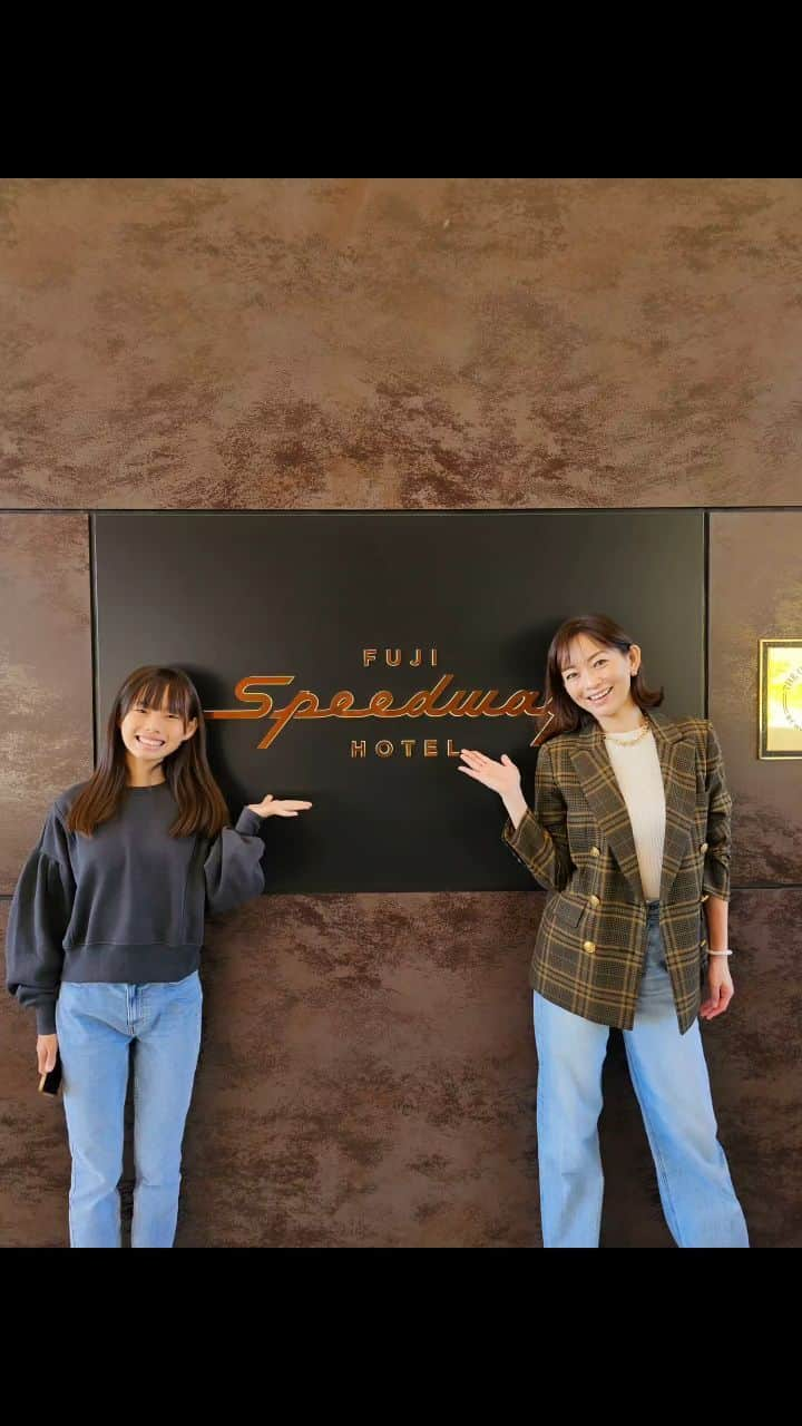 佐藤純のインスタグラム：「FUJI Speedway HOTELへ 🏨   @fujispeedwayhotel   一度泊まってみたいと思っていたホテル✨  ホテル入口から3階フロントまで続くエスカレーターはすでにワクワク😃💕  1.2階には歴史的名車が数十台展示されたミュージアム🏎️  3階には自動車関連の書籍やホビーを扱うショップやカフェ、レストランやバーも🍸️  館内には温泉、スパ、ジム、屋内プールも🏊️  お部屋からは富士山が一望🗻  朝には、朝日に照らされた赤富士も見ることができました🗻☀️  朝風呂から見る富士山も最高⤴️  朝食のビッフェもぜーんぶ美味しかったです😋  素敵すぎるホテル✨  またゆっくり泊まりたいな❤❤❤  #fujispeedwayhotel #富士スピードウェイホテル #fujispeedway #富士スピードウェイ #親子 #富士山 #赤富士 #車好き #ママ #ママモデル #モデル #mama #mamamodel #model」