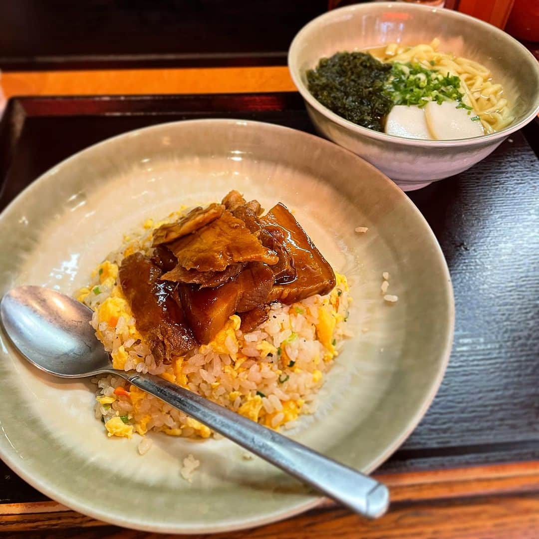 木村ひさしのインスタグラム：「最高のおっさんの昼ごはん。 やんばる　ラフティチャーハンセット＋アーサートッピング #最高のおっさんの沖縄料理 #2024チャレンジ第一弾」