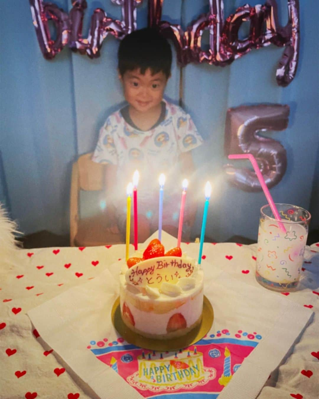 Momoのインスタグラム：「11.5 Happy Birthday Toui🎂 とうい5歳のお誕生日を迎えました。 ㅤㅤㅤㅤㅤㅤㅤㅤㅤㅤ  最近はピンクブームで、バルーンもキックボードもピンクを選びました🩷  ケーキは何がいいー？って聞くと 白いクリームのイチゴが乗ってる大きいやつがいいとリクエストが！てっきりポケモンて言われると思ってたけど、、美味しいものを知ってるね🎂👏  変顔したり、おちゃらけたり いつも笑かしてくるところ ねぇ、ママー？ってかわいい声で呼んでくれるところ はじめてのことには慎重派だけど楽しそうに挑戦するところ 想像力豊かで、街中にポケモンが見えてるところ 全部愛おしくてたまりません  大きくなったらYouTuberになりたいようなので 5歳はもっともっといろんなこと挑戦しようね！ どんな楽しいことが待ってるのかワクワクするね🤪 ㅤㅤㅤㅤㅤㅤㅤㅤㅤㅤ  5歳のお誕生日、おめでとう🎉  ㅤㅤㅤㅤㅤ」