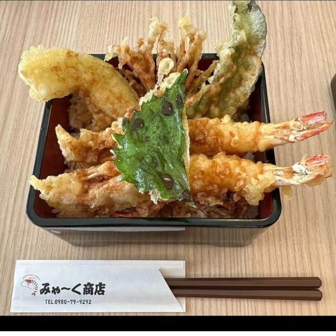 森末慎二さんのインスタグラム写真 - (森末慎二Instagram)「🦐みゃーく商店です。  今日の宮古島は曇り☁風が少しあります。気温27度。  この時期だけの特大車海老天丼、お重から海老がはみ出してします大きさです。食べごたえ満点です。是非ご賞味ください。皆さんをお待ちしています。  お店は通常通りの営業です。 今週から定休日が水曜日と木曜日、２日間になりました。よろしくお願いします。  お店電話番号  0980-79-9292 田中店長　070-8429-7387 お昼ランチはオープン11:30〜14:30ラストオーダー15:00です。夜の🏮居酒屋は17:30から21:00です。予約のお電話お待ちしています。「定休日は水曜日、木曜日です。」日曜日はランチのみの営業です。#みゃーく商店  #宮古島 #天丼 #宮古島野菜 #宮古島ランチ #宮古島グルメ #車海老 #グルクンの天ぷら #宮古島ごはん #宮古島天丼 #宮古島海老天丼 #沖縄天丼 #海老天丼 #海老 #島食材 #沖縄宮古島 #沖縄 #パパイアの天ぷら   #車海老天丼  #okinawa #居酒屋#miyakojima #森末慎二 #morisue shinji #TUBE #前田亘輝 #BEGIN  #サザンオールスターズ  #松田弘」11月7日 13時36分 - morisue_shinji