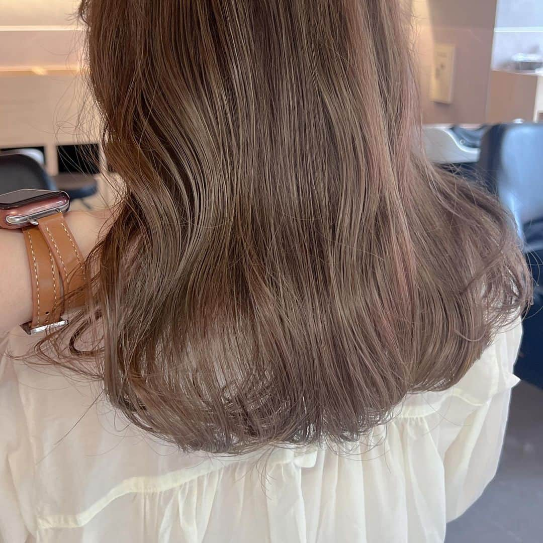 濱田杏奈さんのインスタグラム写真 - (濱田杏奈Instagram)「#hamada_hair  no filter & bleach / sheer beige  ほんのりラベンダーな透けるベージュ。  #ハイライトカラー #ラベンダーグレージュ #ラベンダーカラー #ラベンダー #グレージュ #グレージュカラー #福岡 #福岡美容室 #天神 #天神美容室 #大名美容室」11月7日 13時41分 - hamada_out