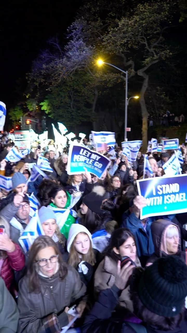 デブラ・メッシングのインスタグラム：「Tonight, more than 10,000 people joined @ujafedny, @jcrcny, @jews_of_ny, @therealdebramessing, @brettgelman, @elongold, @idanraichel, @gadelbaz and so many others to say: #AmYisraelChai. #BringThemHomeNow. #StandWithIsrael.⁣⁣  ⁣⁣ From solemn moments of tribute to those we lost 30 days ago, to calling to bring the 230+ hostages still held by Hamas home, to the relief and community we find in song and dance, we showed the world that we stand together #UnitedForIsrael.⁣⁣ ⁣⁣ #UJAfedNY」