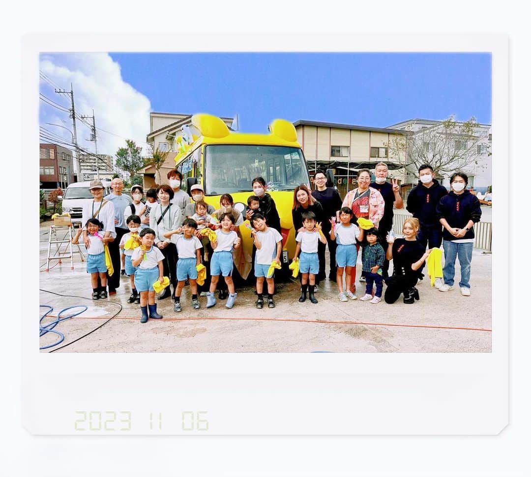 MIUのインスタグラム：「2023.11.6  昨日の埼玉県朝霞幼稚園様にて✨✨  カーシャンプー名もなき 幼稚園バス洗車教室🚌  ピカチュウ号をみんなでピカピカ⚡️にしました❕❕❕ ピカチュウ号は至高の名もなきで施工済み☺️☺️✨  至高の名もなき▶️ 下地からプロが施工する、本物を求めるお客様のための本格的ガラスコーティング  未来の車好き、洗車好きになりますよーに🚗✨」
