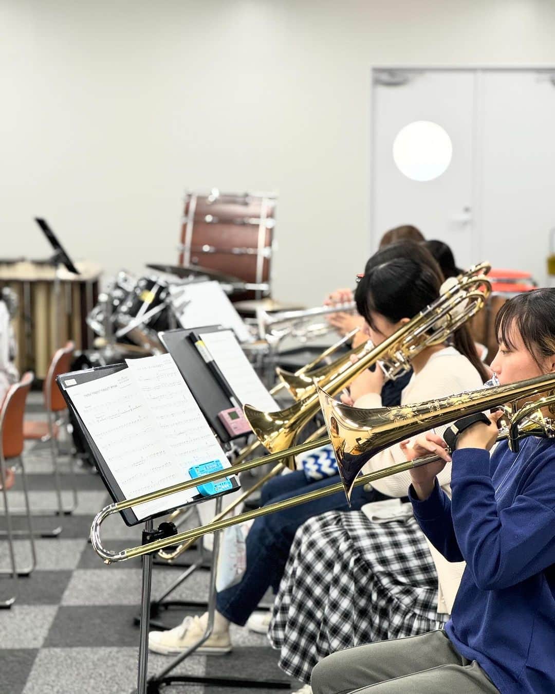 福岡女子短期大学さんのインスタグラム写真 - (福岡女子短期大学Instagram)「💠 #福岡女子短期大学音楽科  音楽科のウインドアンサンブルの授業が 後期途中から7号館2階合奏室に戻りました。  コロナ禍はウインドアンサンブルの授業を 大教室で実施していましたが、 3年ぶりに合奏室に戻ってきました。  素敵な音色がキャンパスに届いています🎵 待ち遠しかっただけに感慨深いです😭  #福岡女子短期大学 #音楽科　#アンサンブル #音大　#音大生 #windensemble  #classicalmusic」11月7日 13時47分 - fukuoka_wjc
