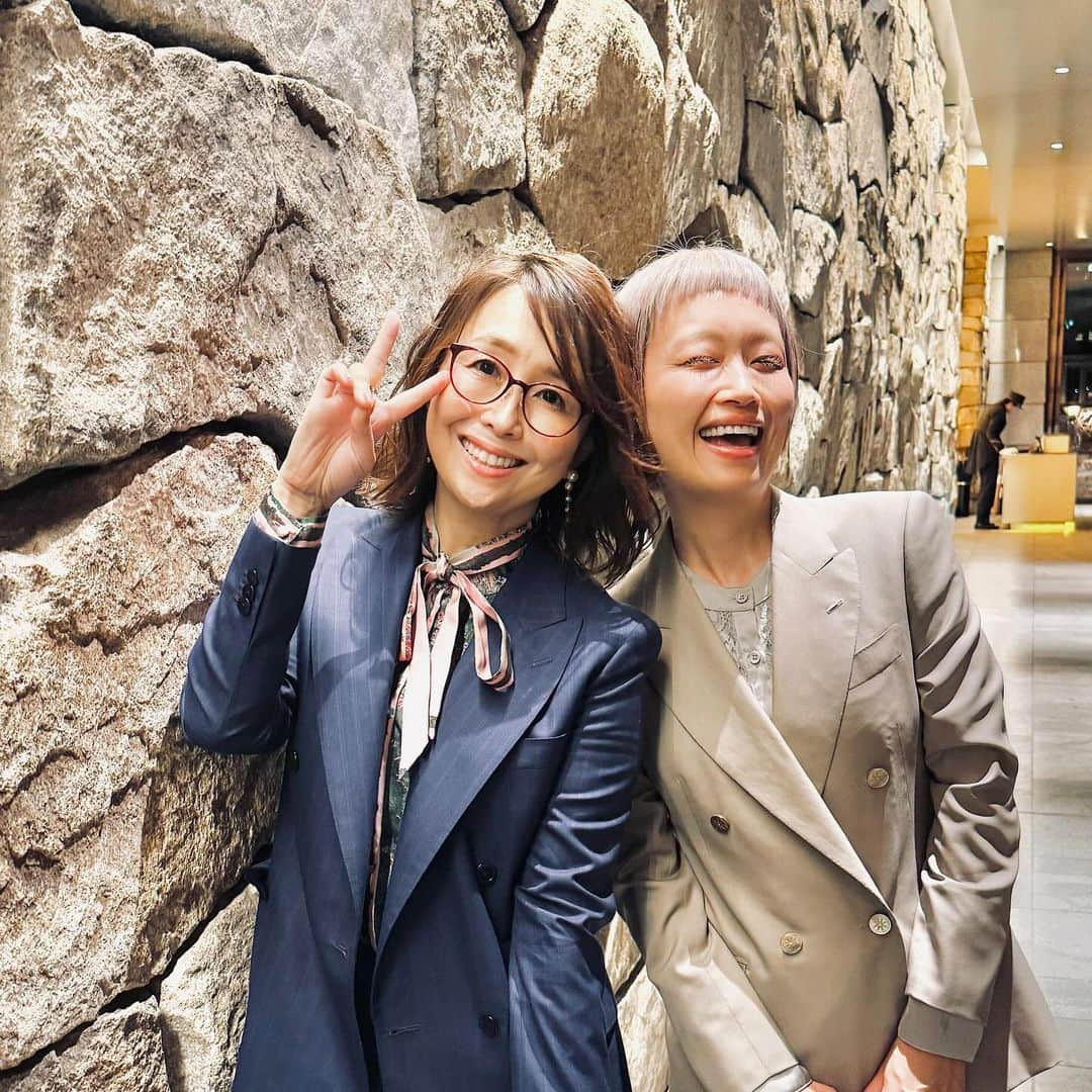 ロシアン佐藤さんのインスタグラム写真 - (ロシアン佐藤Instagram)「銀座テーラーさんの豊穣の会にお招き頂き、レディースアンバサダーとしてステージにあがらせて頂きました🥹♡ 祥子さん貴重な体験ありがとうございます🥹🥹  貴重な経験をありがとうございましたー、、！！  2枚目の写真は一緒にステージに上がった同じくレディースアンバサダーのゆっきーさん(高橋ゆきさん) 日本の家事代行のパイオニア。家事代行ベアーズの創業者さんです🥺♡  ステージでは肩を並べてお話させていただいて恐縮の極みです、、 めちゃくちゃ明るくて素敵な方でしたー！らぶ！  日本のライフスタイルにまで影響を与えるようなみなさん勢揃いなパーティーで緊張しました、、、  でもご飯は美味しかった←  #銀座テーラー #スーツ #レディースアンバサダー」11月7日 13時58分 - i_am_hito.chin