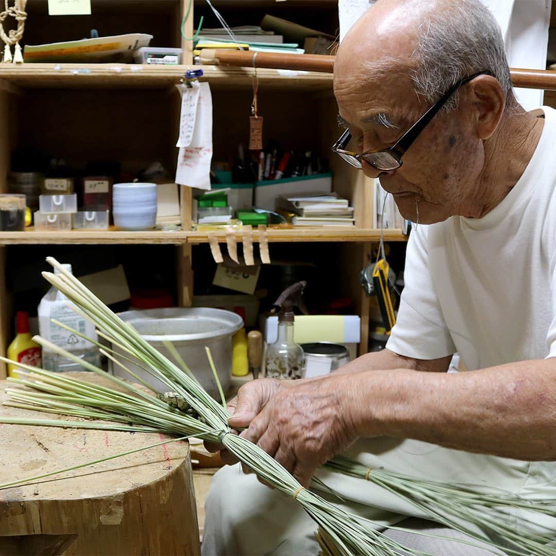 graf studioさんのインスタグラム写真 - (graf studioInstagram)「この度graf shopでは、愛媛県西予市で農家を営む上甲 清（じょうこう きよし）さんの伝統的藁細工、「注連縄飾り」の取り扱いが12月より始まります。  私たちが上甲 清さんの注連縄飾りに出会ったのは、お孫さんである上甲 智香さんが、祖父である上甲 清さんの伝統的な手仕事とそこから生まれた藁細工を多くの人たちに知ってもらいたいと４年前から活動を始めた「#孫プロジェクト」を、今年の春に知ったことがきっかけでした。  田植えや稲刈りなど天候に左右されながらの作業は心身共に根気のいる作業。機械ではなく今も一つひとつ手作業で行われています。さらに、藁の収穫、藁を綯（な）うまでの一連の作業を、お一人でおこなっておられます。 この注連縄の大きな特徴は、 藁細工のためだけに選定された稲の品種を使っているということです。試行錯誤繰り返し、藁細工に必要な強度や美しさを見極め、選ばれた品種のみを使用しています。  縄の中心に位置している結びの形はお神輿の飾りから着想を得た「宝結び」と呼ばれる清さん独自のもの。連続する無限を意味し、永久の繁栄、長寿、多幸などを願う吉祥紋と呼ばれ、年末に飾る七五三縄(しめなわ)として最適なかたちです。宝結びの先には、黒と白それぞれの古代米の稲穂がさがる美しい２種類の注連縄飾りです。  graf shop店頭では、上甲 清さんの作るこの注連縄飾りを12月中旬より店頭にて販売を行います。 オンラインショップでは先行予約が始まっております。お届けは11月下旬から12月上旬となります。予定数に達し次第、受付を終了させていただきますので予めご了承下さい。  #grafshop #上甲清孫プロジェクト  #上甲清 #しめ縄 #注連縄 #お飾り #孫プロジェクト」11月7日 19時10分 - graf.studio