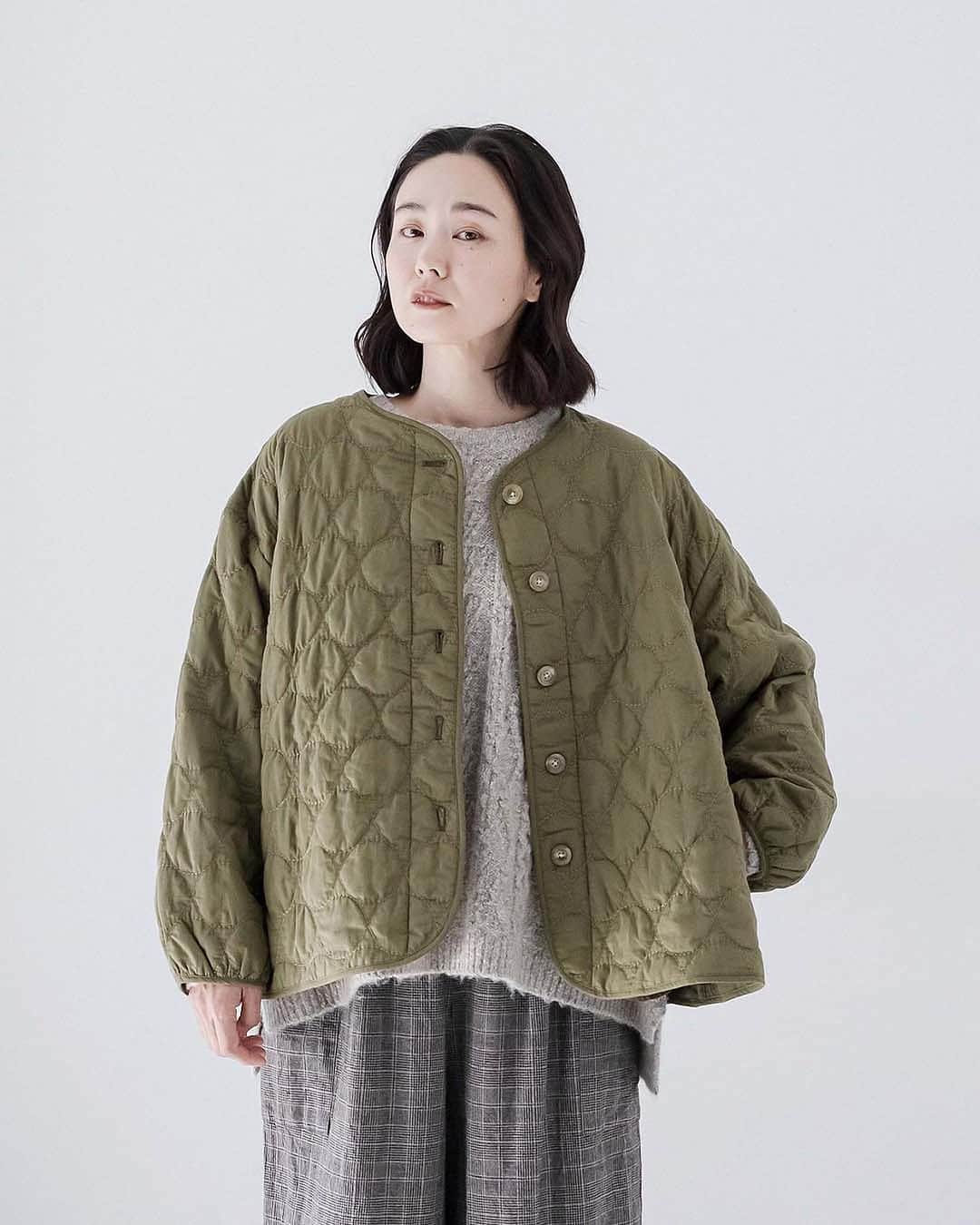 ナチュランのインスタグラム：「【 tukuroi by SUN VALLEY 】女性らしく着こなす　サークル模様のキルティングジャケット  ・  天然素材のナチュラルな風合いを活かした デザインが好評の「tukuroi by SUN VALLEY」から、 今すぐ活躍する軽やかなキルティングジャケットが新登場。  サークル模様のステッチや丸みのあるシルエットで、 女性らしく着こなせる一枚です。  おすすめのコーディネートとともに詳しくご紹介いたします。  ----------------------------- 　tukuroi by SUN VALLEY -----------------------------  ■【tukuroi by SUN VALLEY】コットンローン中わた刺繍キルティングノーカラージャケット ¥10,780 (税込)  チャコール[ 注文番号：FOR-4A85-3746-A ] カーキ[ 注文番号：FOR-4A85-3746-B ]  -----------------------------  ▶️商品詳細やお買い物は写真のタグをタップ またはプロフィール（@natulan_official）から 「ナチュラン」のサイトにアクセスして 注文番号や商品名を検索してみてくださいね。  #lifewear #fashion #natulan #今日のコーデ #コーディネート #ファッション #ナチュラル #ナチュラン #日々の暮らし #暮らしを楽しむ #シンプルライフ #デイリーコーデ #大人カジュアルコーデ #大人服 #おしゃれな人と繋がりたい #大人おしゃれ #アウター #ジャケット #キルティング #キルティングジャケット #秋コーデ #秋ファッション #SUNVALLE #tukuroibySUNVALLE #サンバレー #natulan_official.」