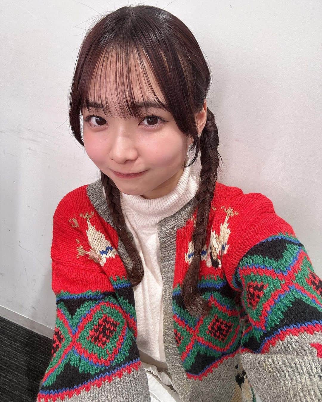 天野ききのインスタグラム：「⁣ 最近カラフルな服すきなんだ〜⁣ このセータークリスマスみたいだね🎄⁣ かわいいトレーナーと冬物のブーツを今探してる🦙⁣ みんなどこでお洋服かってるの？☺︎」