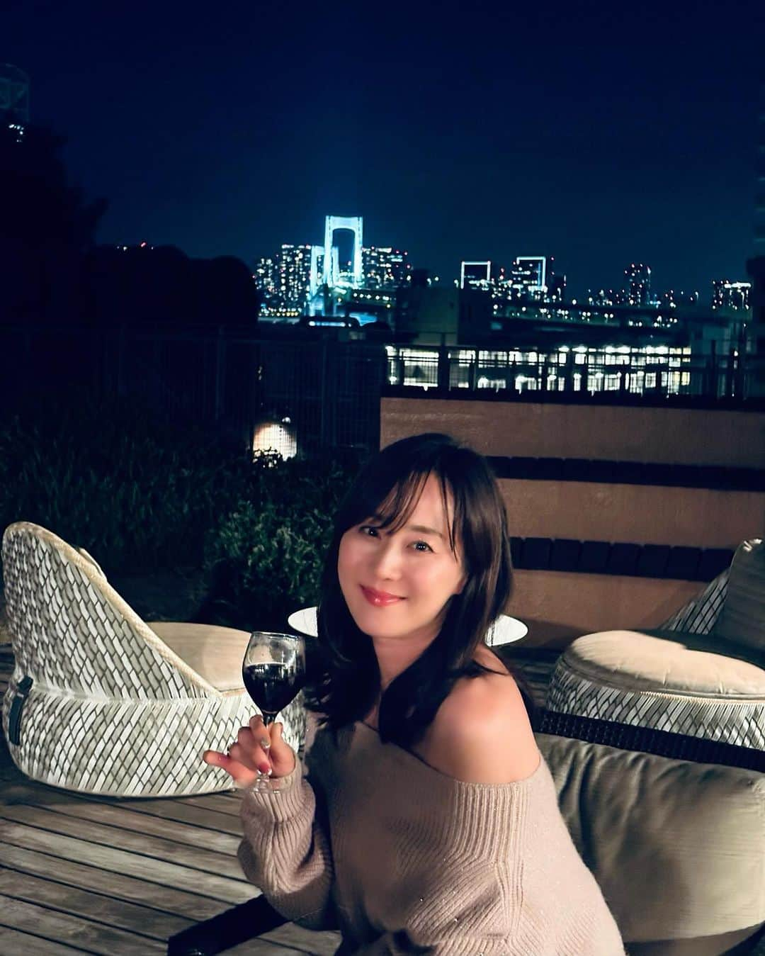 村上麻衣のインスタグラム：「レインボーブリッジ🌈 と 東京タワー🗼  いまはお外で飲んでも 気持ちの良い季節ですね😊✨  お台場の東京湾に浮かぶ 色とりどりの屋形船も美しかったです。  #お台場#レインボーブリッジ #東京タワー #夜景が綺麗」