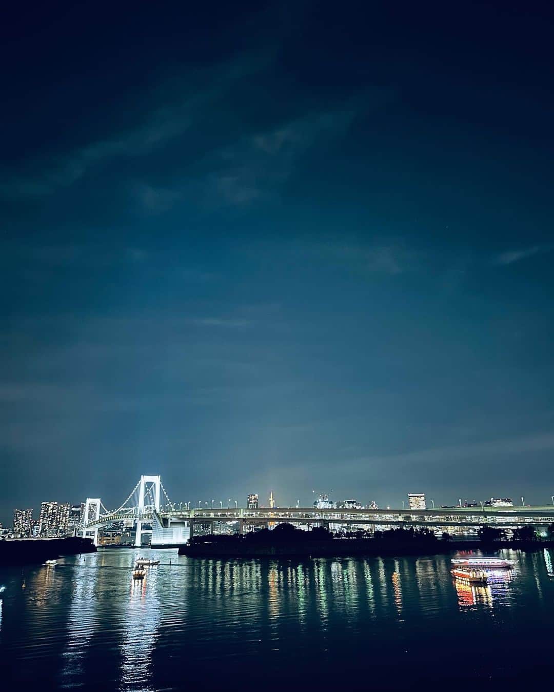 村上麻衣さんのインスタグラム写真 - (村上麻衣Instagram)「レインボーブリッジ🌈 と 東京タワー🗼  いまはお外で飲んでも 気持ちの良い季節ですね😊✨  お台場の東京湾に浮かぶ 色とりどりの屋形船も美しかったです。  #お台場#レインボーブリッジ #東京タワー #夜景が綺麗」11月7日 13時54分 - maimaisue