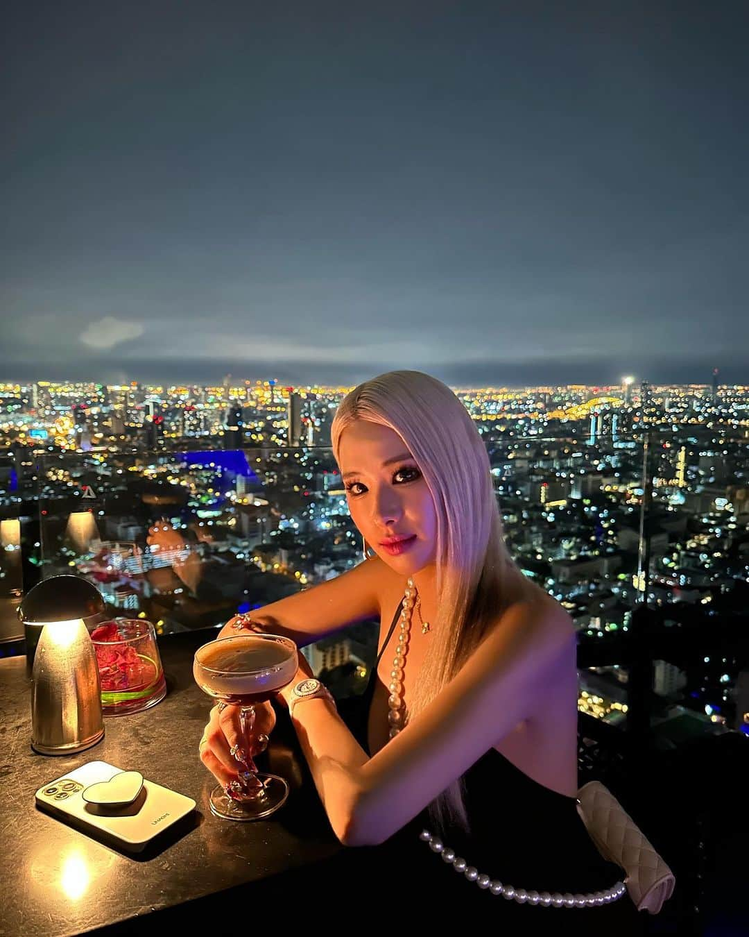 ウナのインスタグラム：「タイのmoon bar🇹🇭🍷✨ ここは夜景が1番有名なの！ 夜景を見たら旅行の疲れが飛んでいったよ！ みんなも自分の機嫌が良くなることをしてね 心も体も健康、Happyでいよう🩵 #bangkok #moonbar」